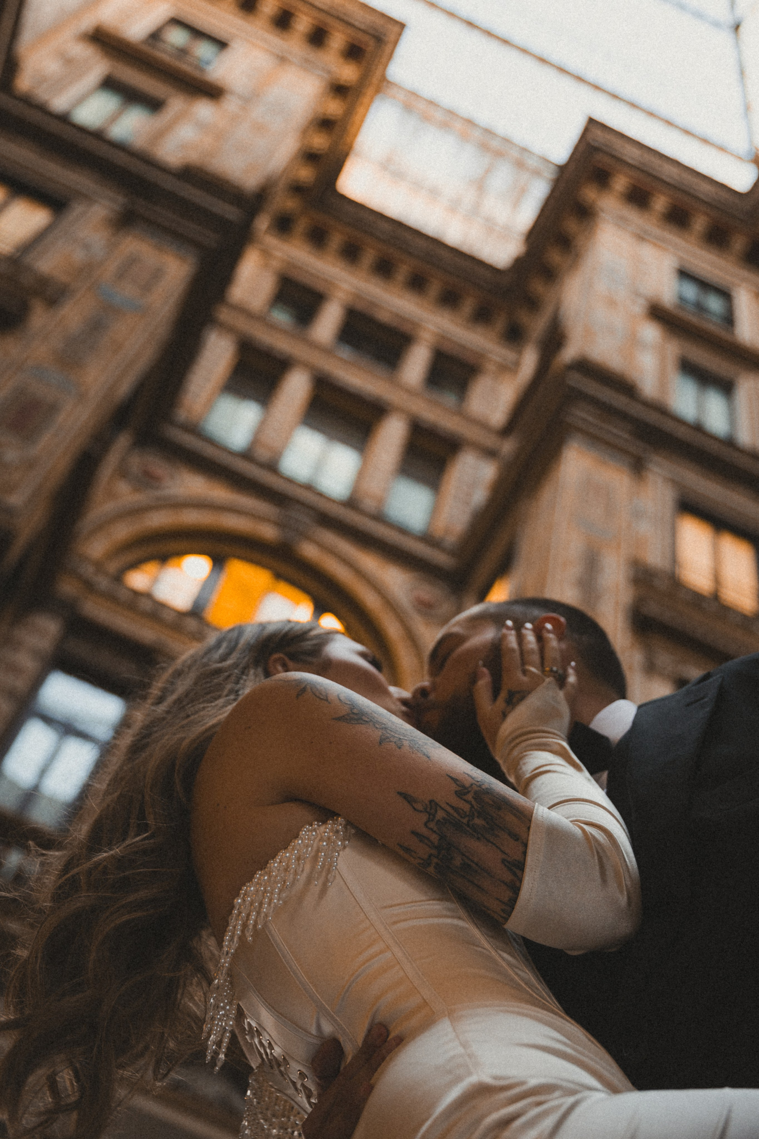 A stylish couple kissing in Galleria Sciarra during their elopement couple photoshoot.
