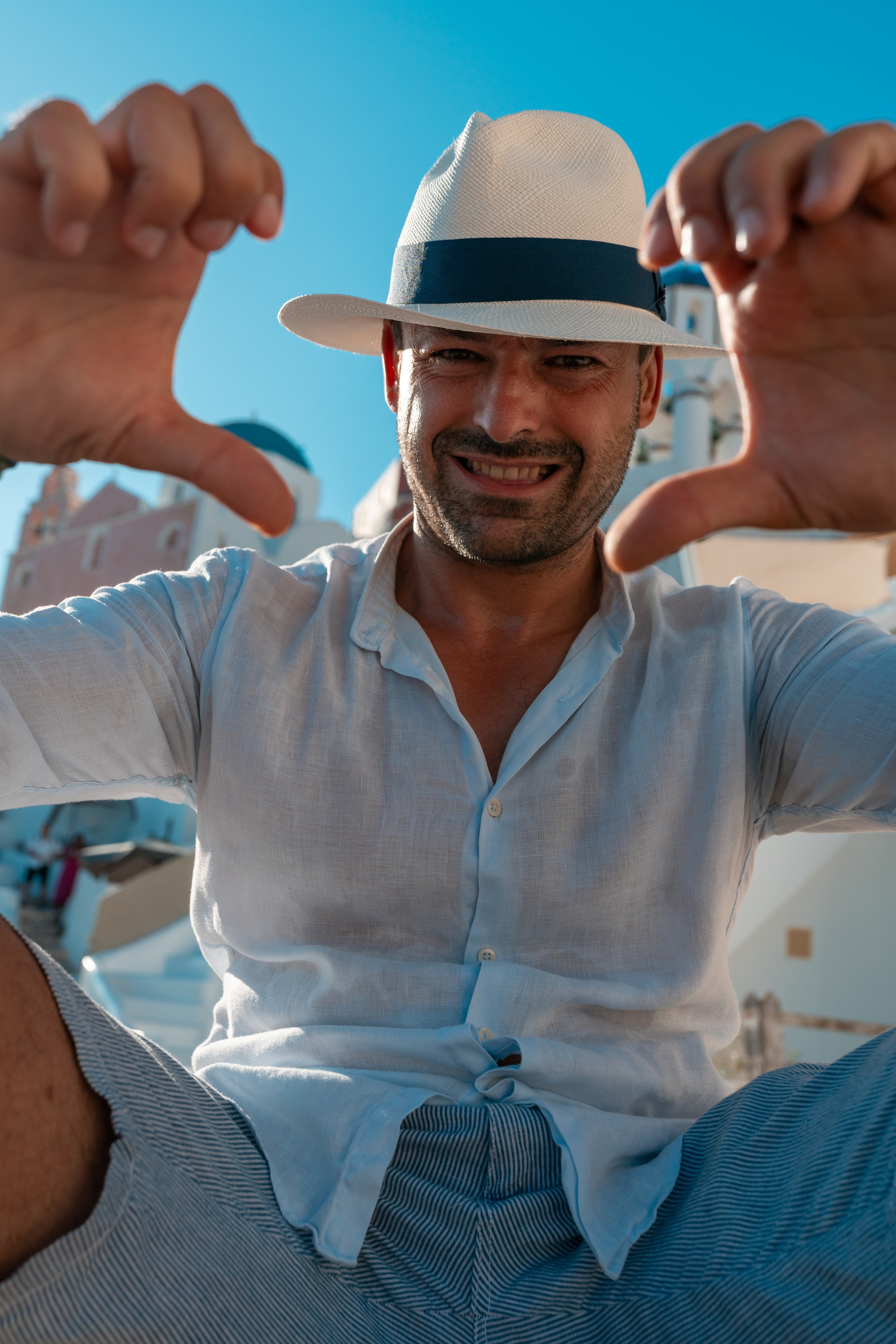 About me Sokolove Alex. Photographe vidéaste à Santorin|Séances photos de Robe volante Santorin|