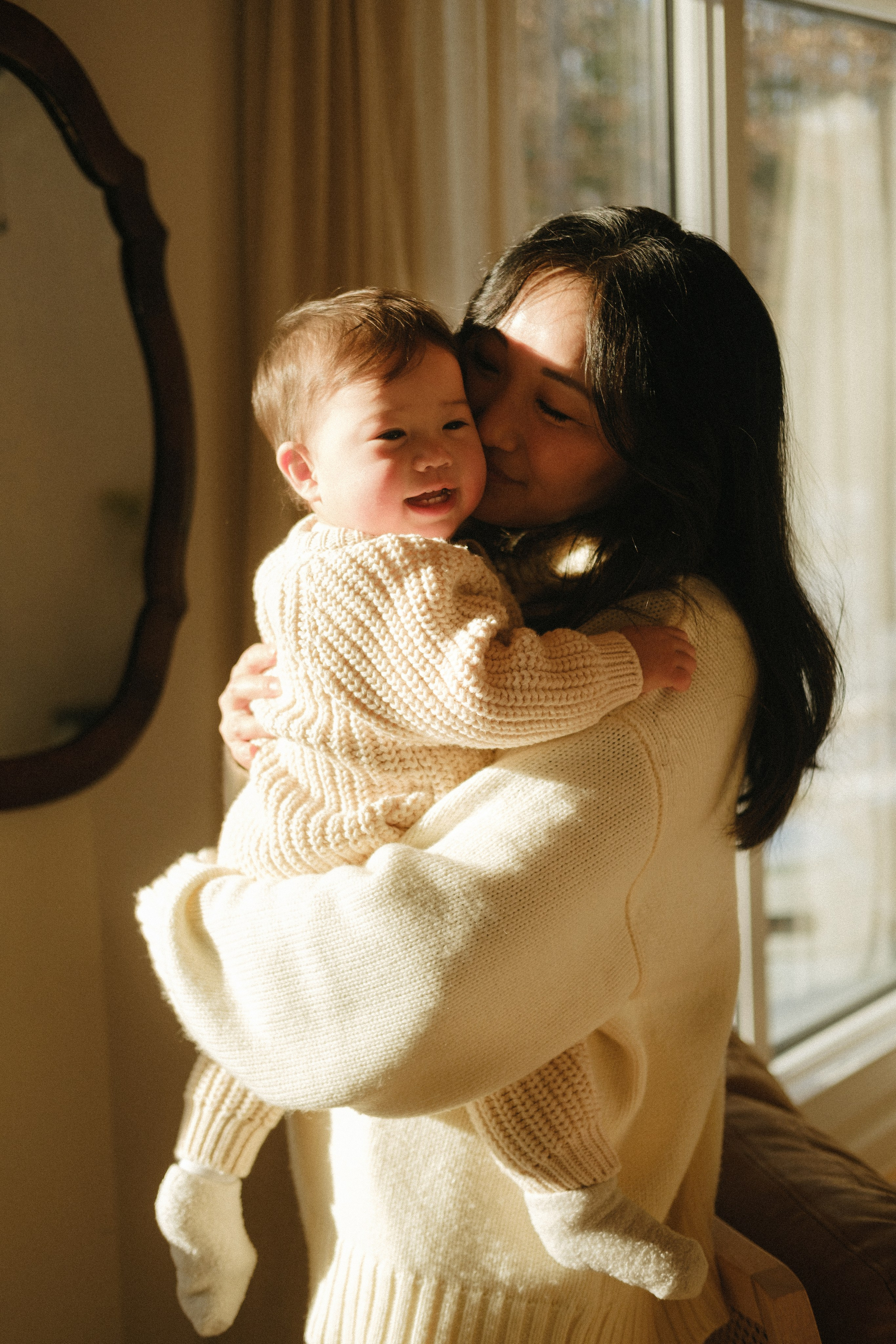 Snowy Family Photo Session at a Cozy Cottage Near Richmond, VA. Family Photographer Anna Dobrovolskaia | Richmond, VA