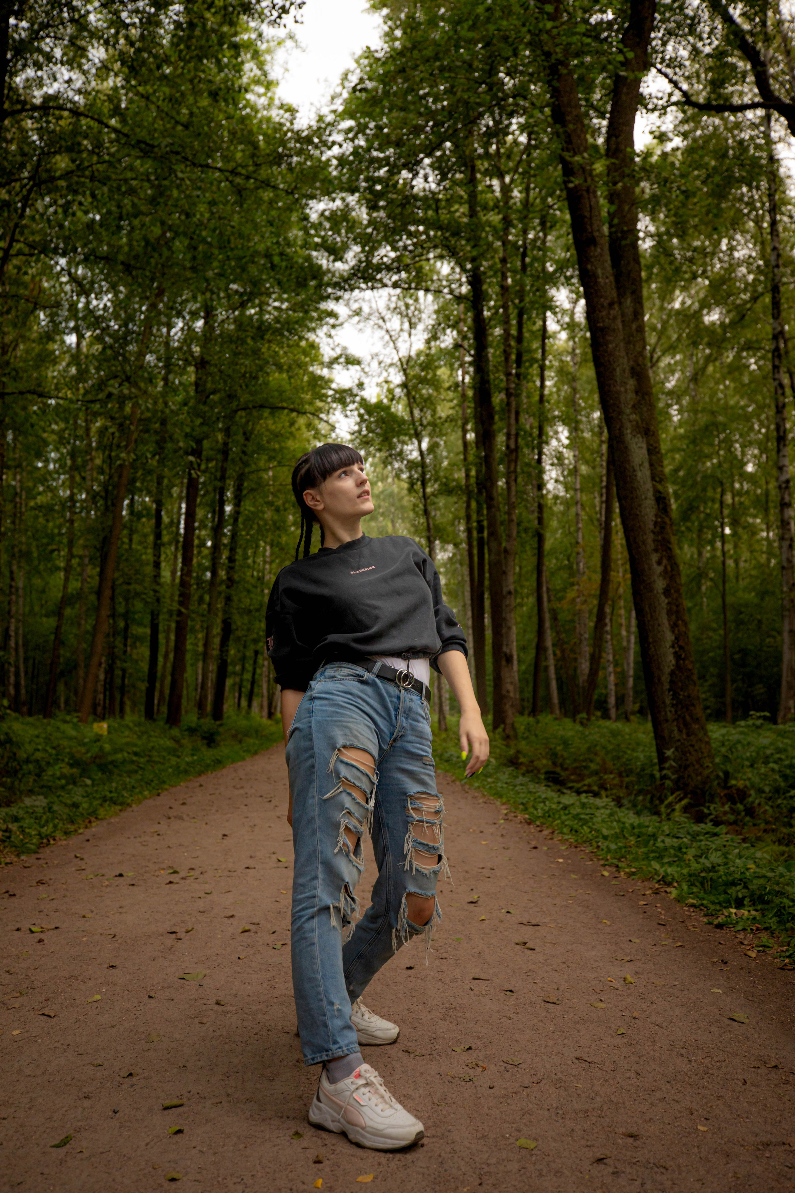 Погружаясь в атмосферу хельсинкского парка, я чувствую себя частью этой невероятной природной красоты. Моя камера становится моим инструментом для захвата этой удивительной гармонии между человеком и природой. В этой фотографии я не только исследую моменты красоты, но и создаю историю, которая рассказывает о взаимодействии человека с окружающим миром, полном умиротворения и вдохновения