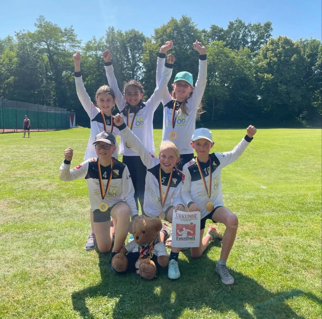 U12 Mädchen erstmalig Bezirksmeister. TSV Borgfeld Faustball