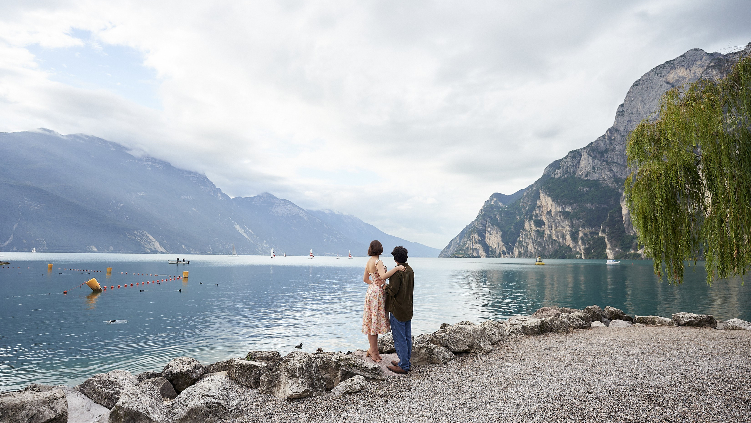 Красивая девушка в синем платье с шампанским на фоне восхитительного вида на Венецию. Романтическая фотосессия в Венеции как подарок от мужа
