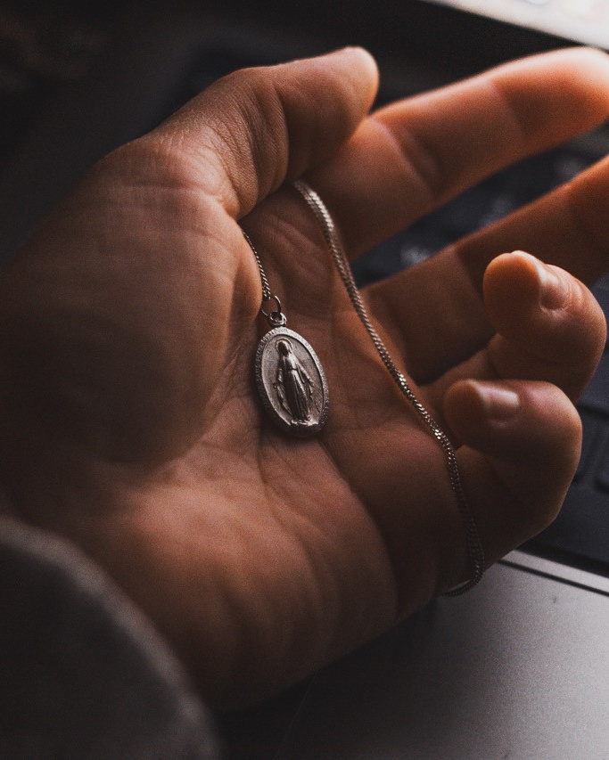 Víra v cokoliv, co ti pomáhá je síla, která tě drží nad vodou, i když se topíš. Dana Lišková — Empathetic Photographer | Introspective Artist |Neurodivergent Coach | Founder of Artepy.cz