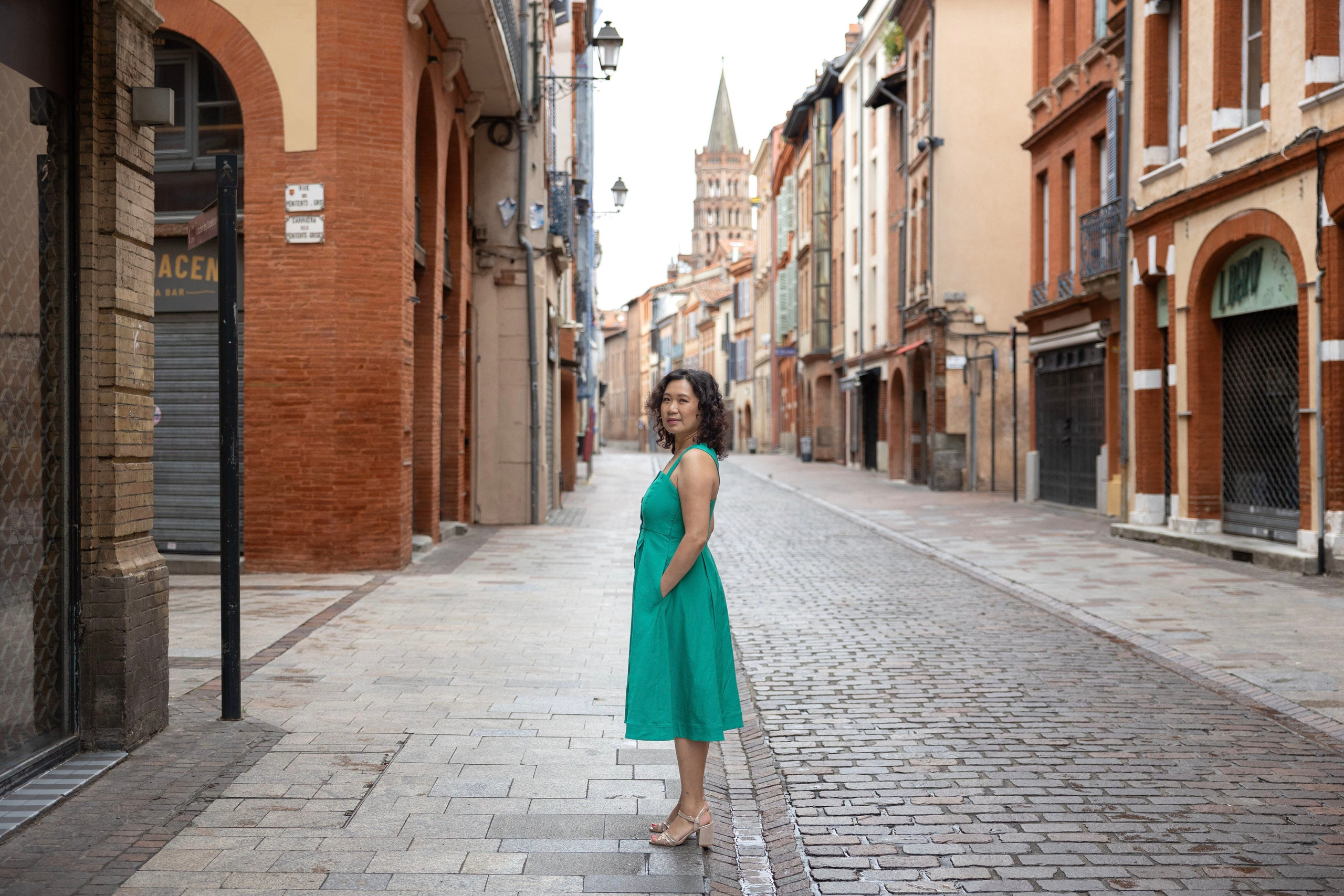Extended family photoshoot in Toulouse. Eugénie Smirnova — your photographer in Toulouse and southwest France