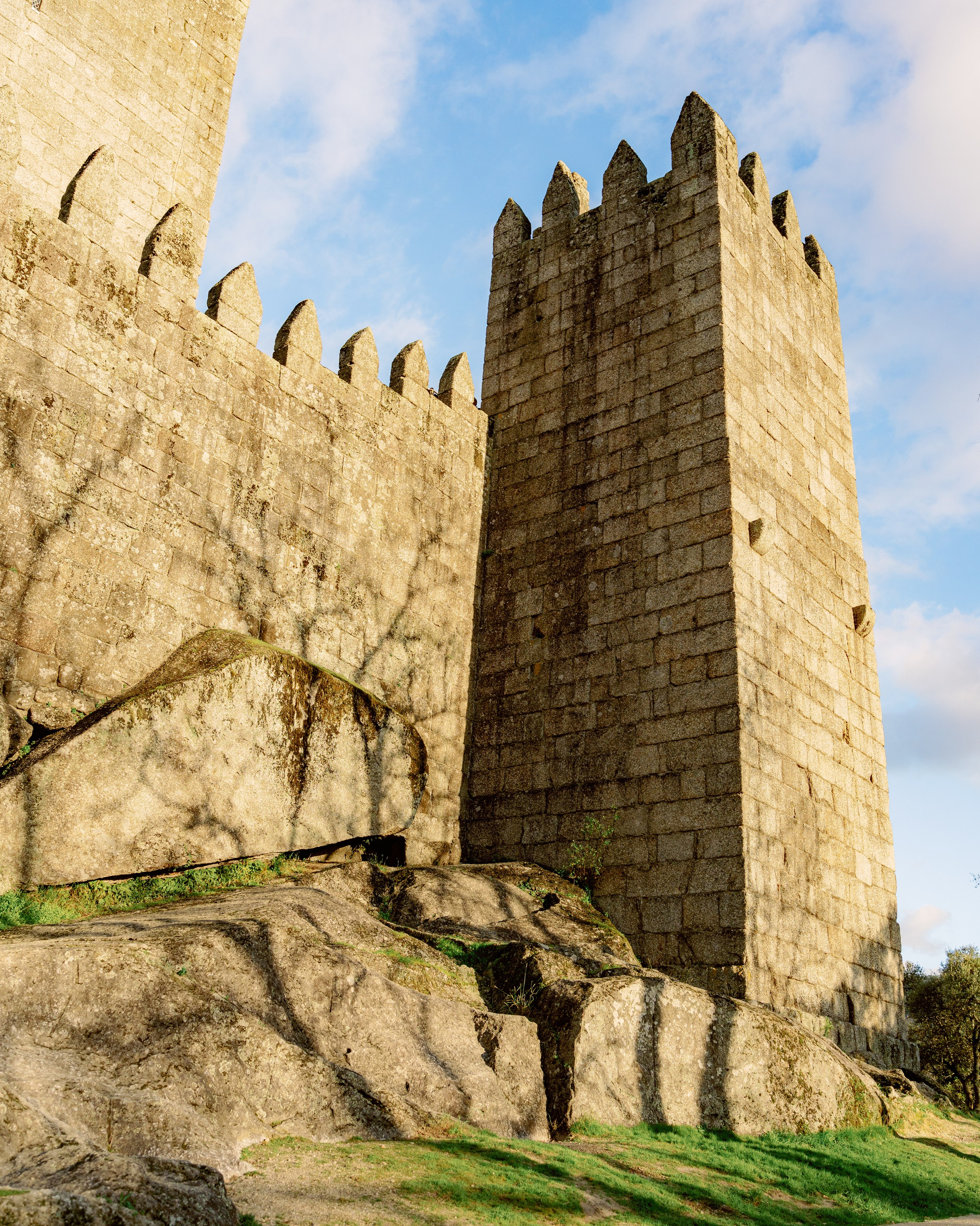 Средневековый замок Гимарайн, север Португалии