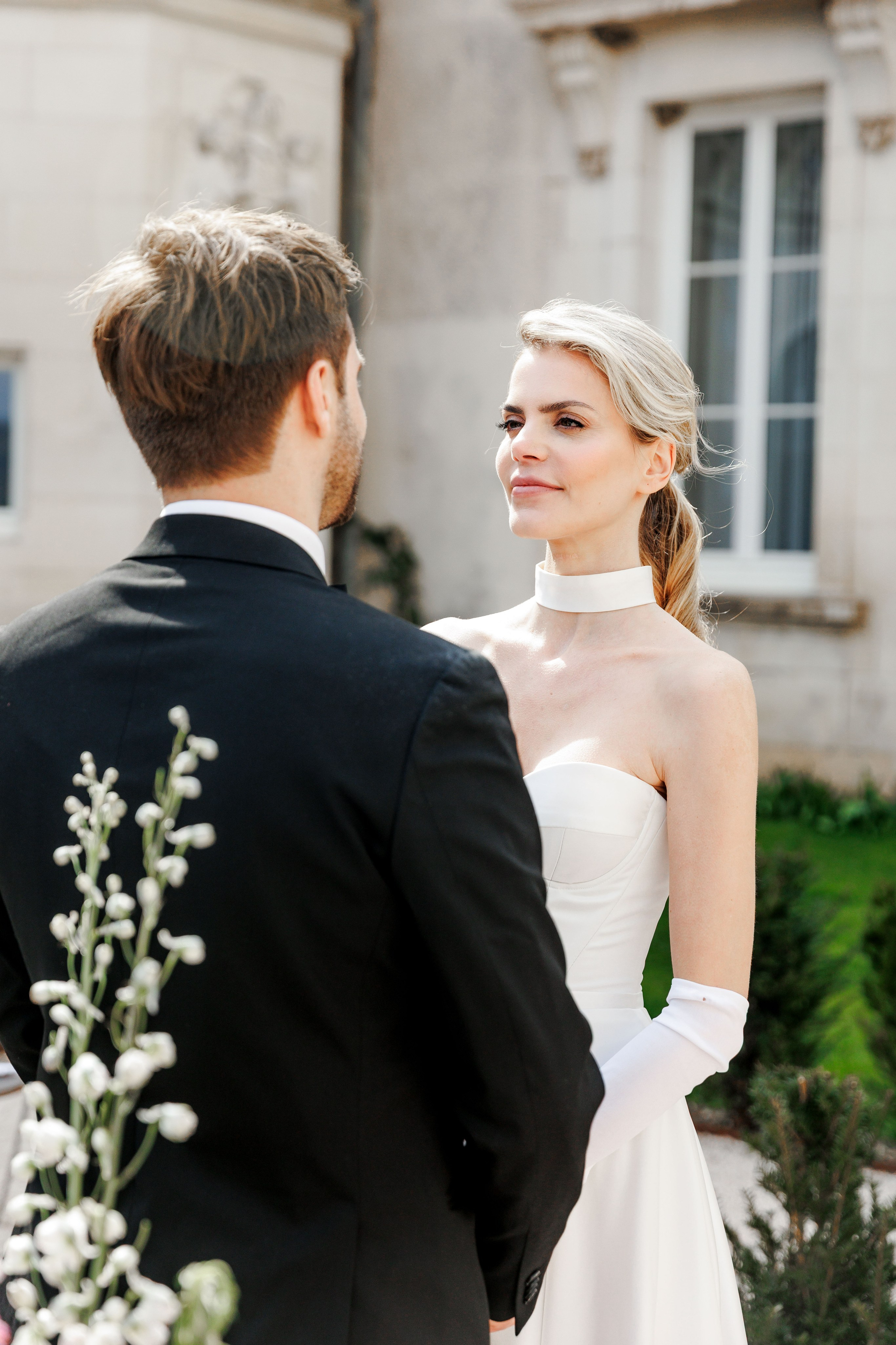 Bride looking at the groom during a wedding ceremony in a destination wedding in Barcelona