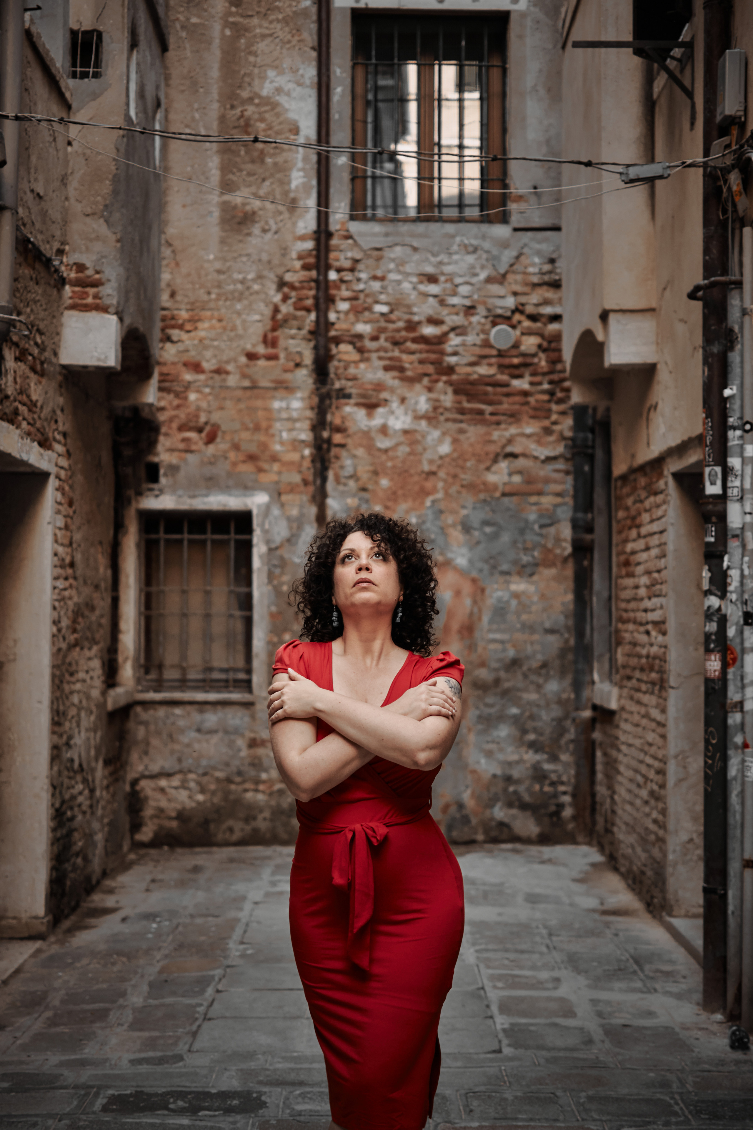 Atmospheric photoshoot in Venice with italian girl with red dress. Photographer in Venice, Italy. Yana Zotova