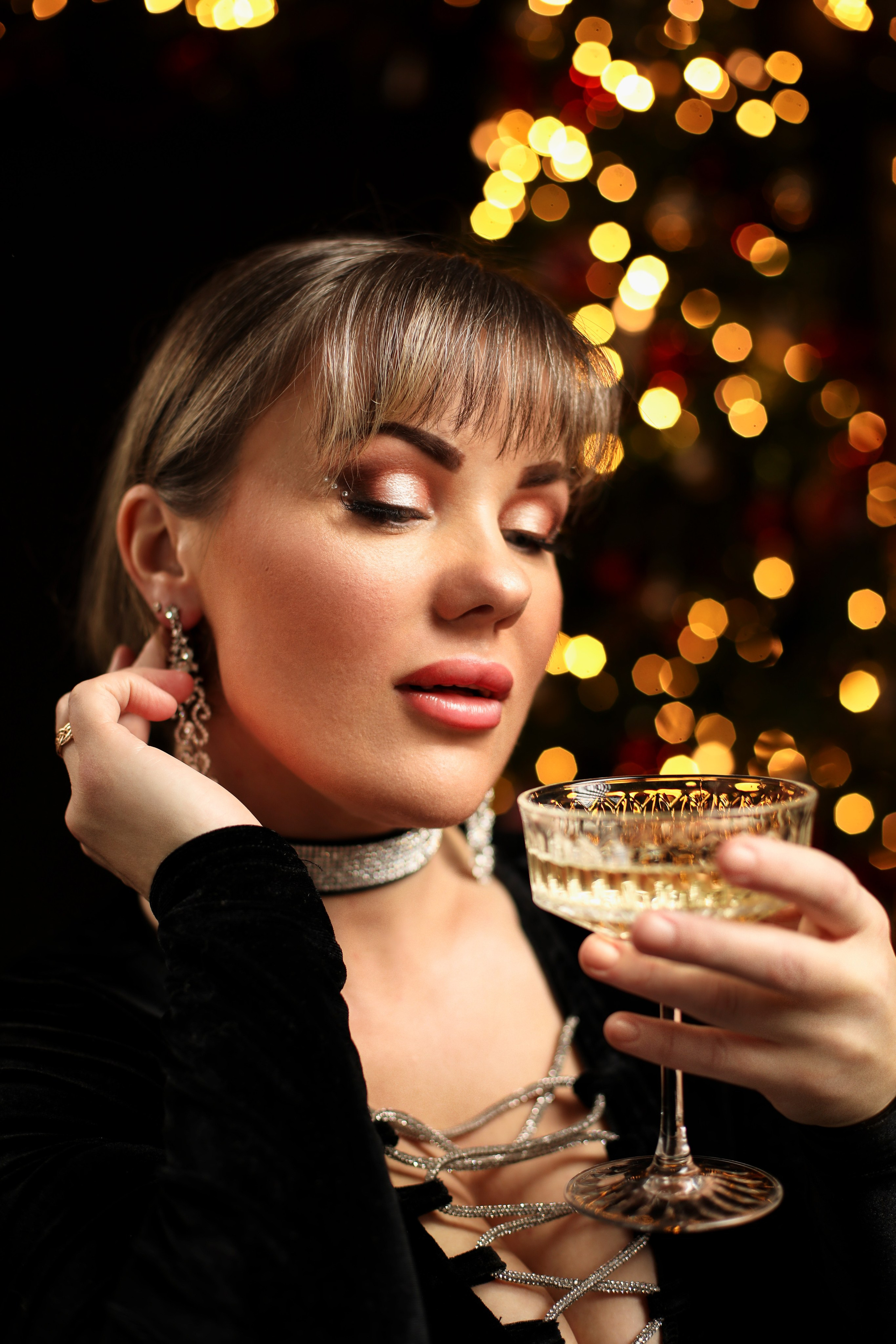 Две прекрасные сестры делятся нежным моментом в объятиях друг друга. Их связь, укоренённая в глубокой любви и понимании, отражается в их улыбках и блеске глаз. В этой трогательной сцене присутствует нежность, тепло и безусловная поддержка, которые делают связь между сестрами такой особенной. Я это все наблюдала лично в своей мини домашней студии в городе Хельсинки