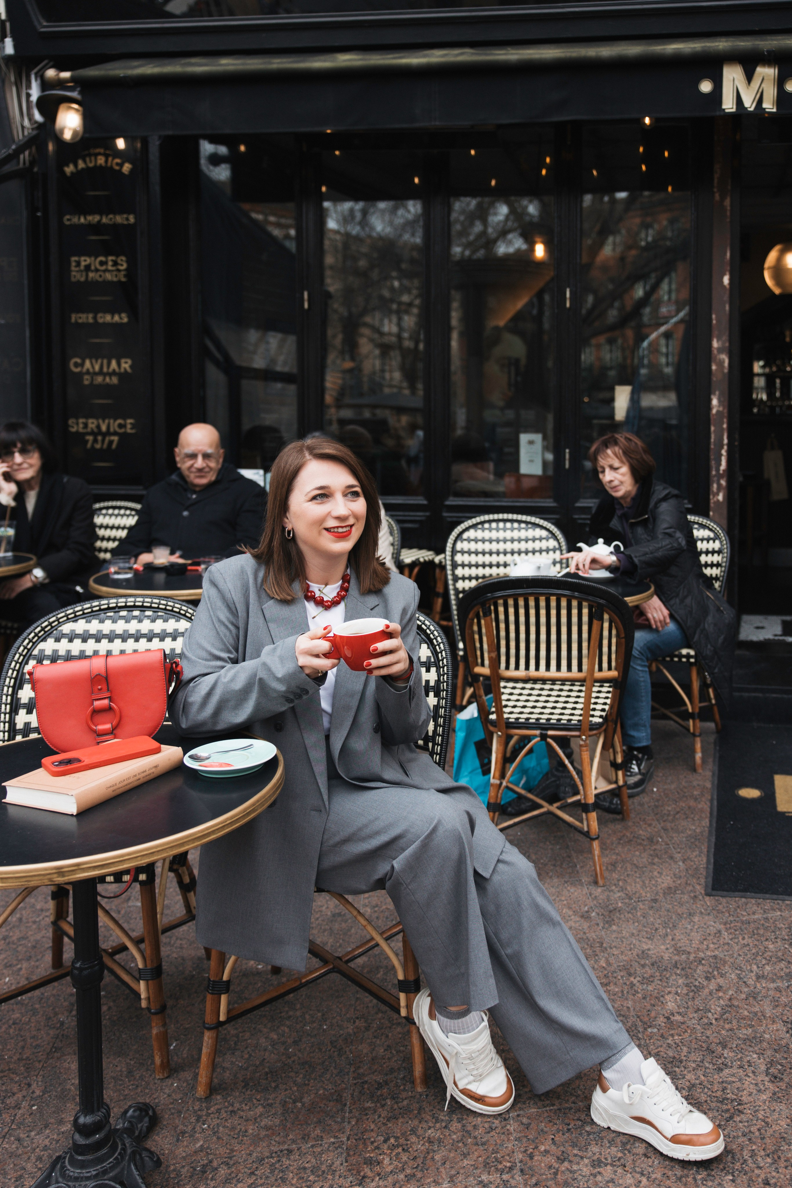 Paris Vibe on the Streets of Toulouse photoshoot. Eugénie Smirnova — your photographer in Toulouse and southwest France