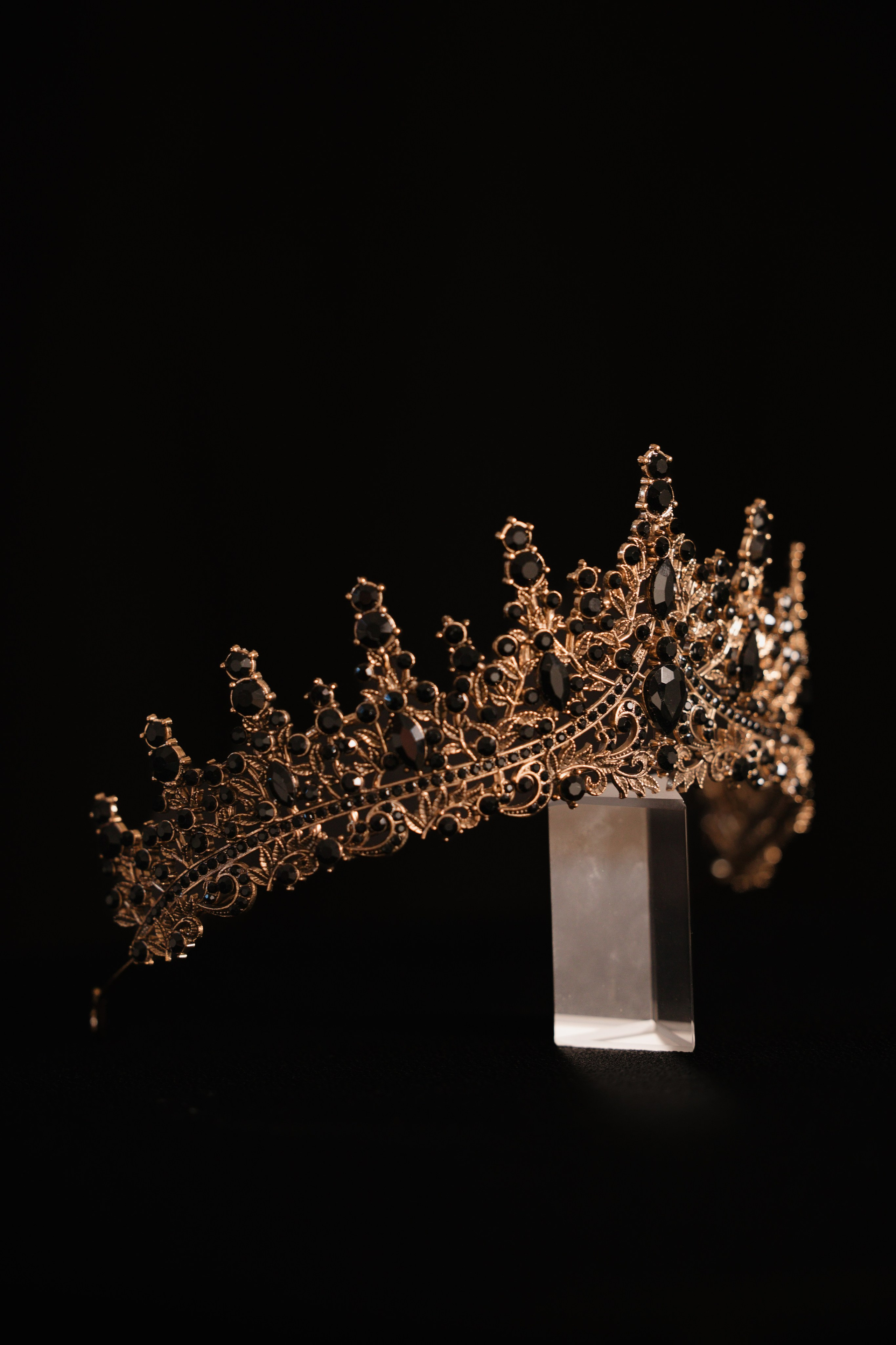 Goddess photo sessions in Iceland, crowns, creative photography in Iceland, Goddess themes photo session