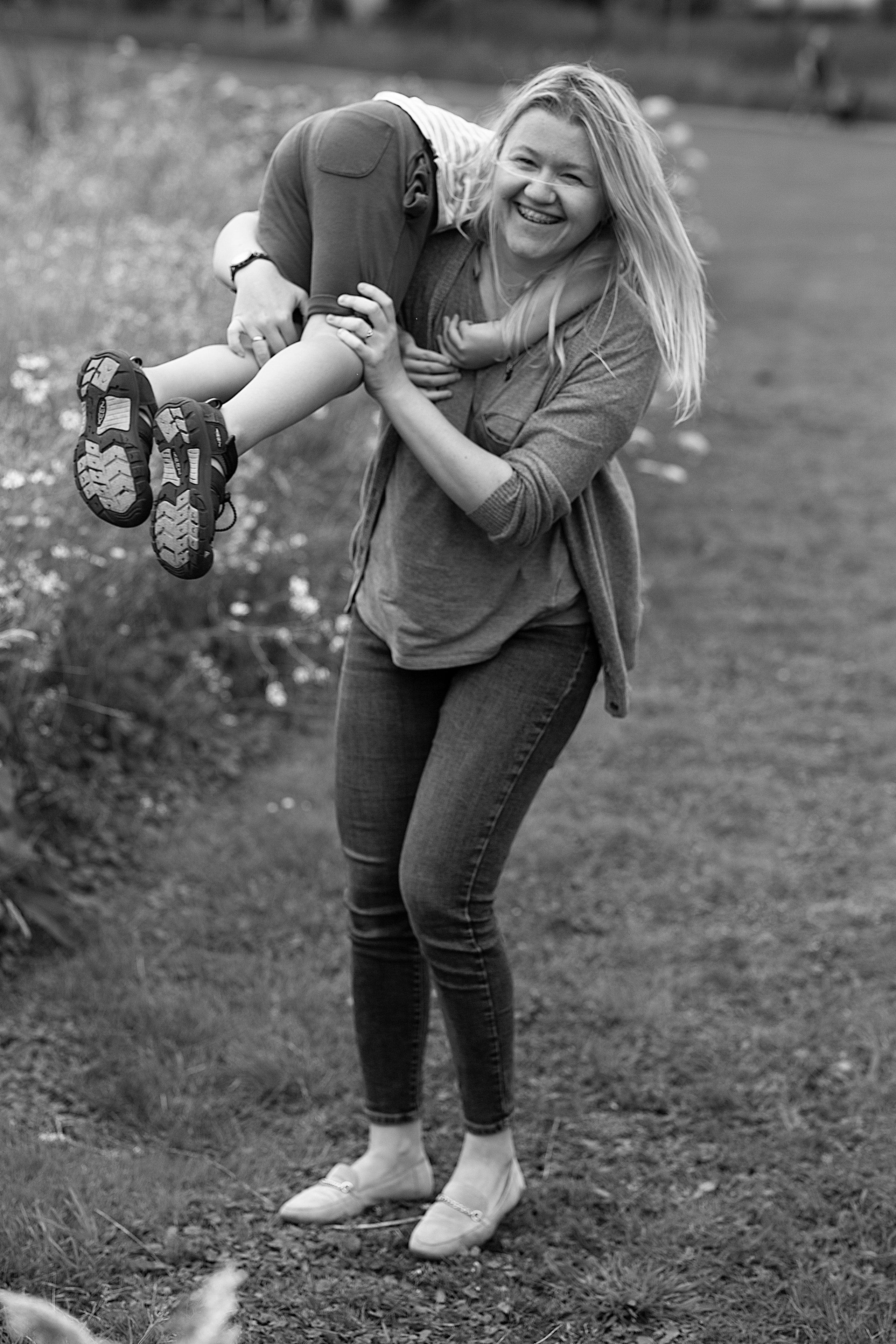 Moeder in het gezelschap van haar kinderen