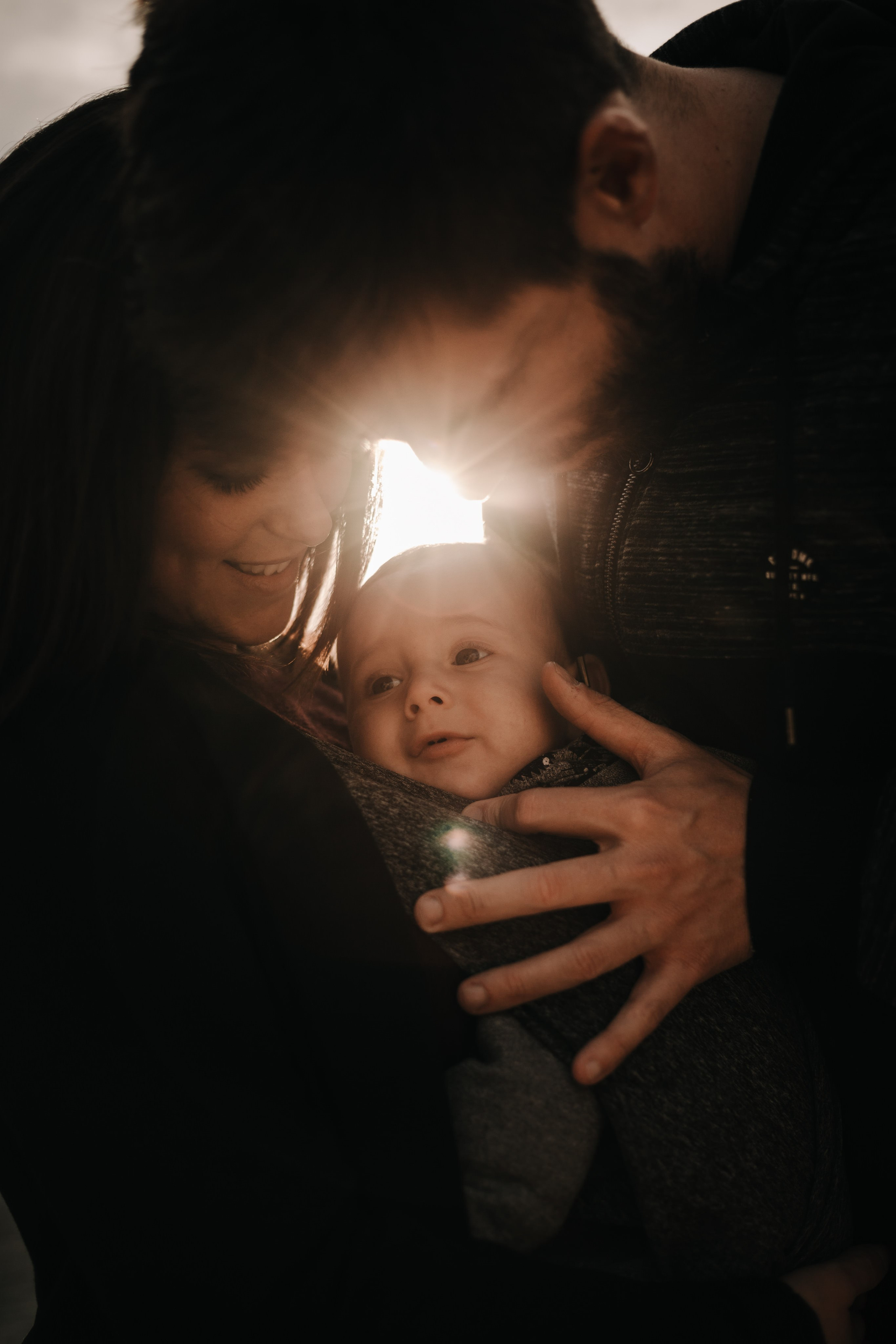 Sesión de fotos premamá natural y emotiva en Mallorca, por Mauricio Alcibar, fotógrafo de familias.