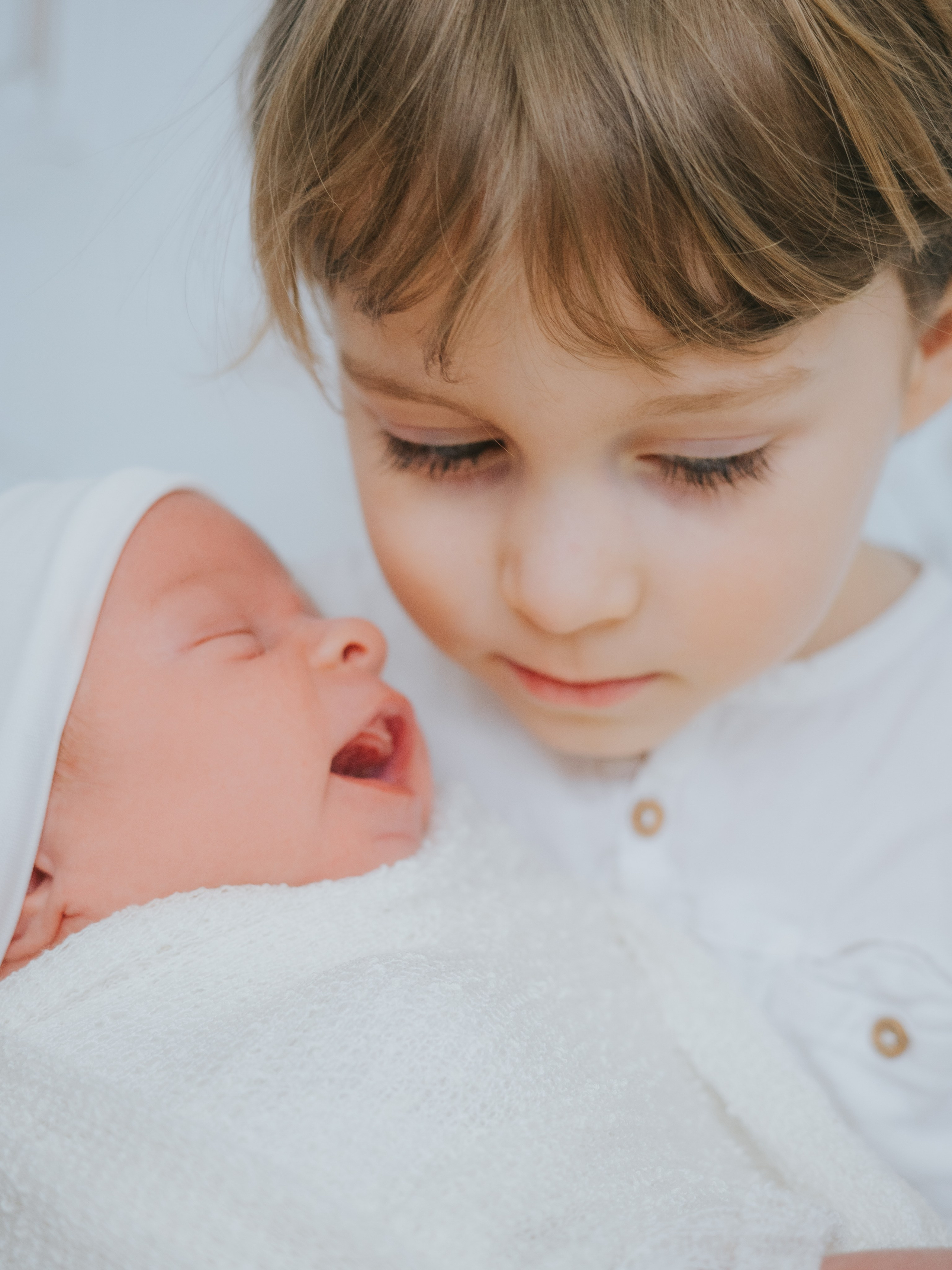 Photographie de nouveau-nés frère et sœur.