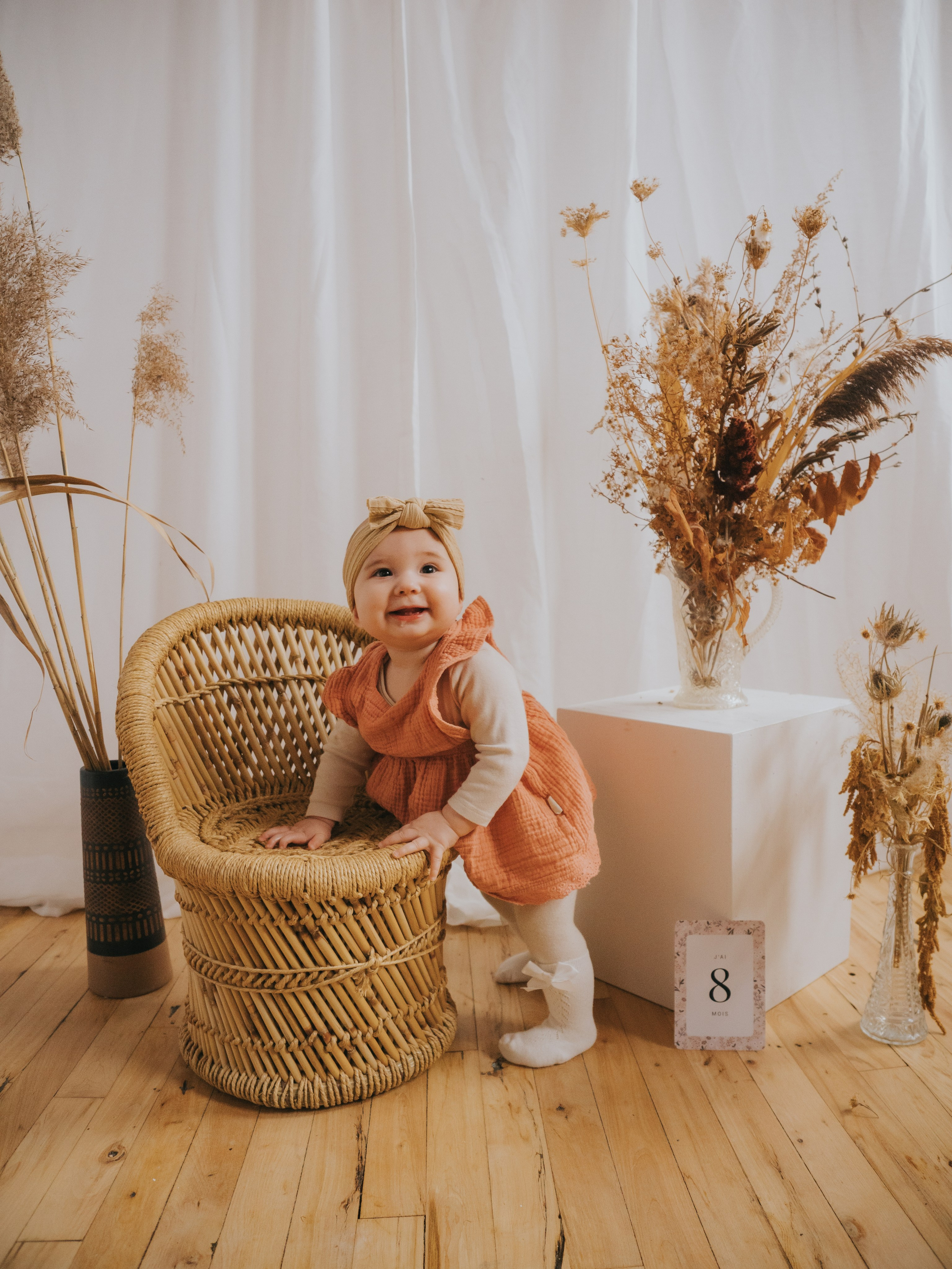 Petite fille dans decor boho en studio à Montréal pour une séance de jalon.