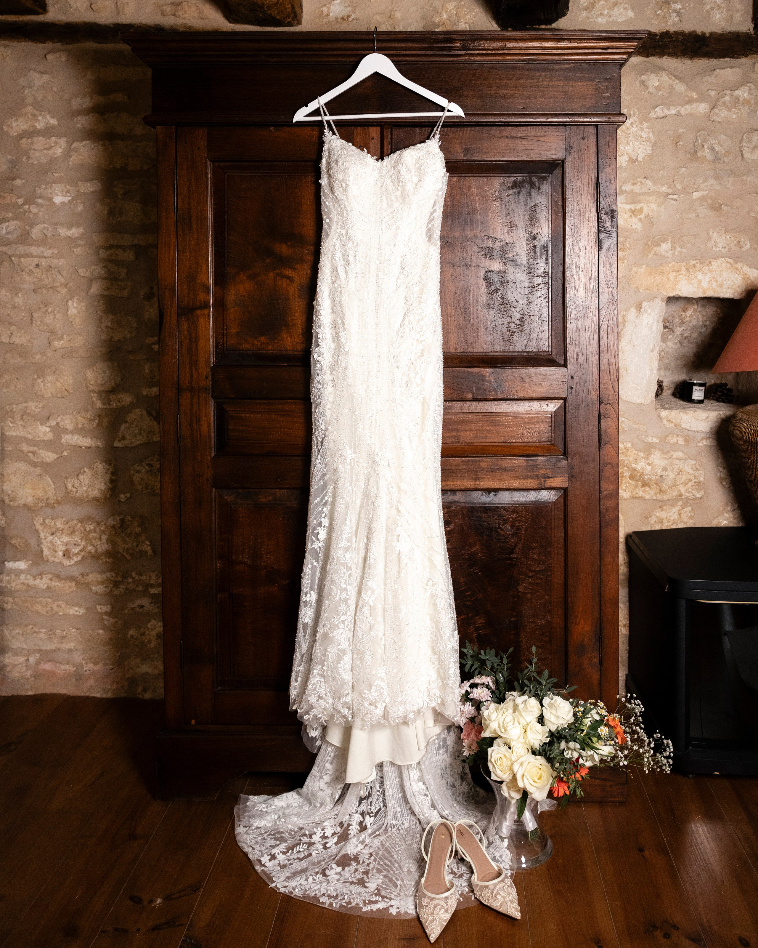 A romantic rainy-day wedding at Château Lagut. Eugenie Smirnova — wedding, corporate and lifestyle photographer in Toulouse and Southwest France