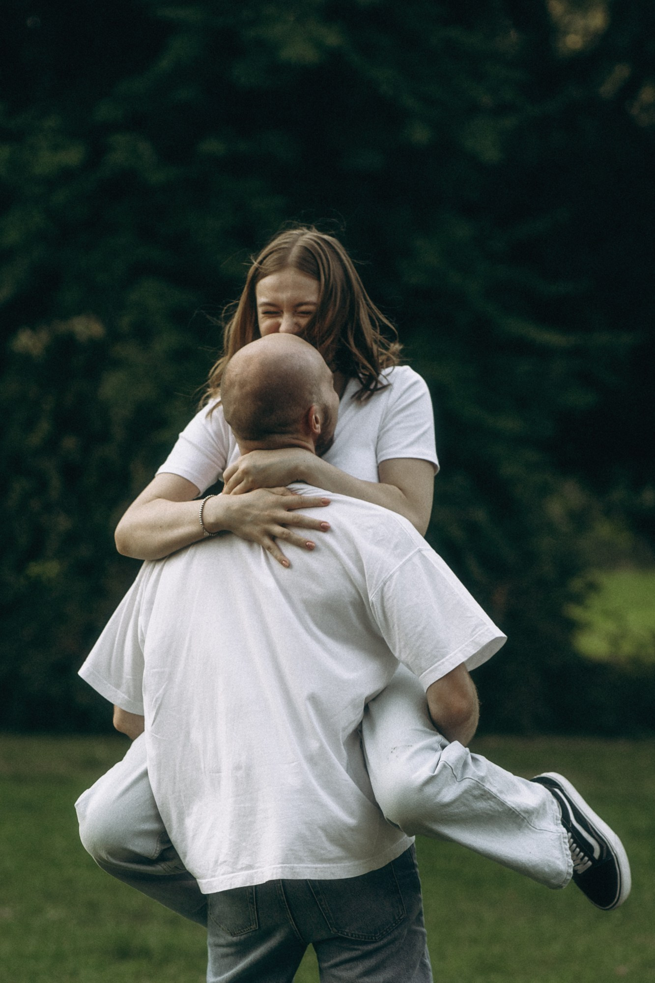 Парная фотосессия на природе, влюблённые в объятиях – лавстори в Дрездене