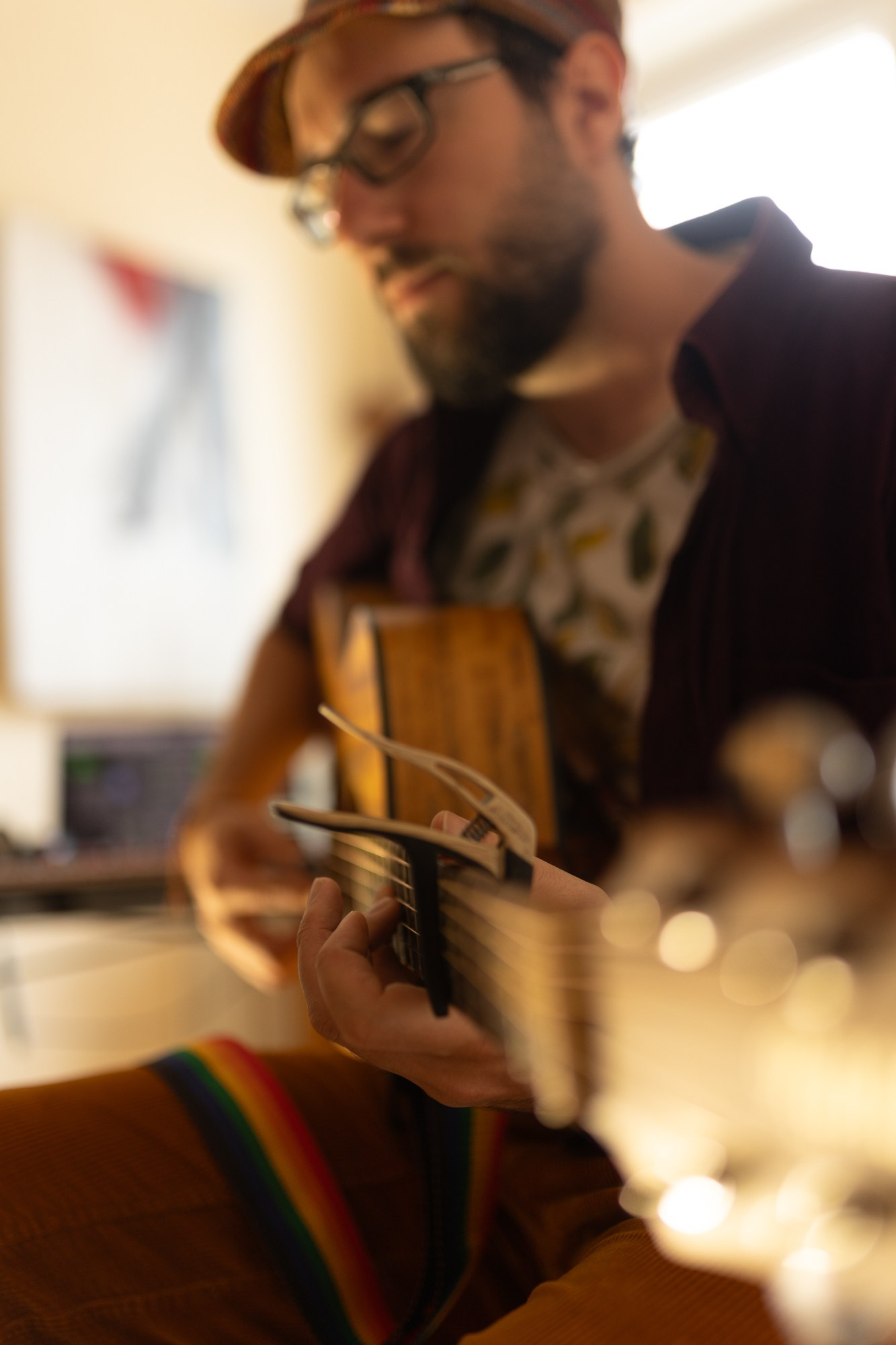 Singer Songwriter, Markus Mascher, Intuitiver Musikunterricht in Freiburg, Gitarrenunterricht, Gesangsunterricht, Schlagzeugunterricht, Klavierunterricht, Unterricht für Live Performance, Loopstation, Recording, Producing, Coaching.