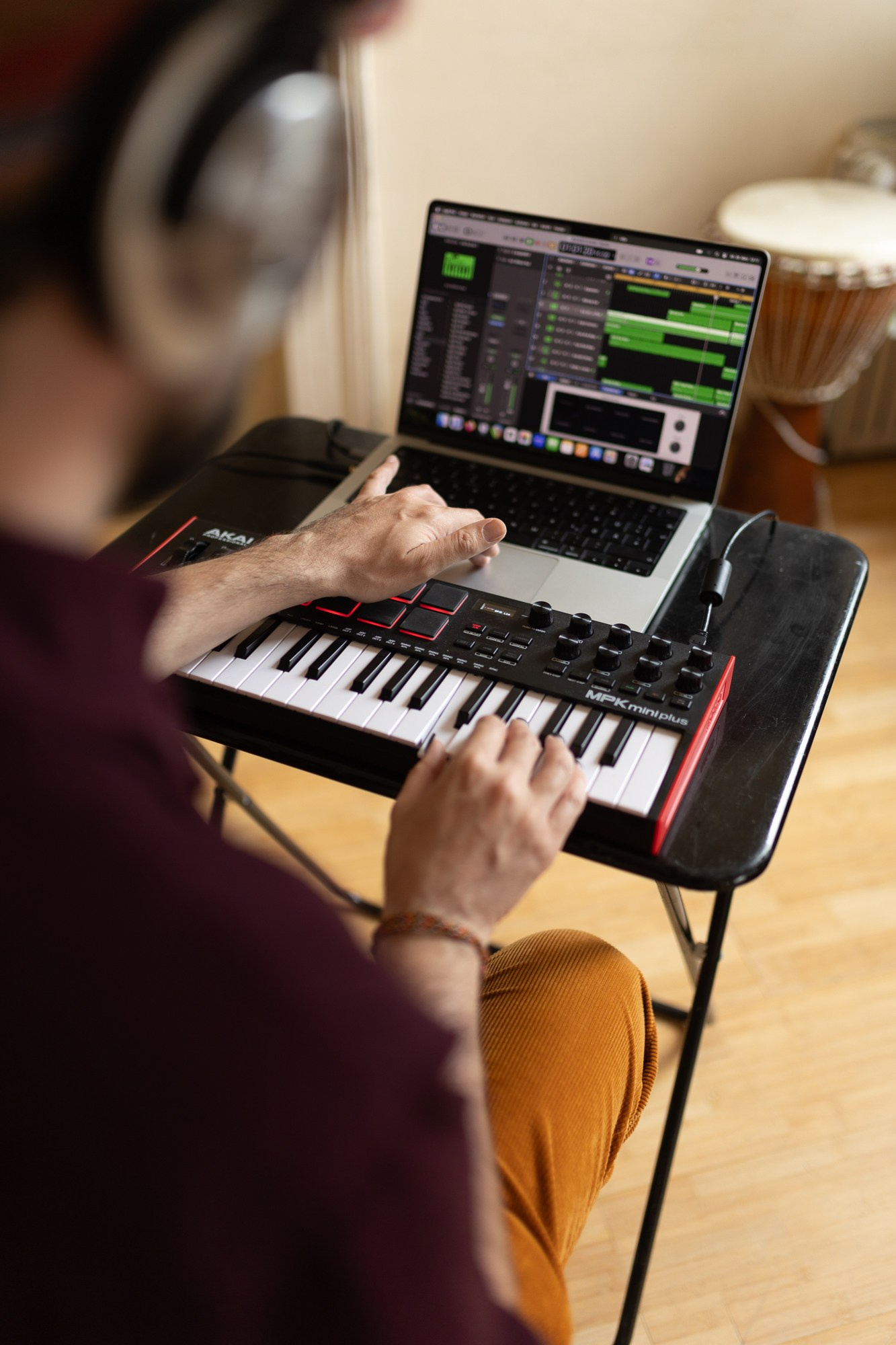 Singer Songwriter, Markus Mascher, Intuitiver Musikunterricht in Freiburg, Gitarrenunterricht, Gesangsunterricht, Schlagzeugunterricht, Klavierunterricht, Unterricht für Live Performance, Loopstation, Recording, Producing, Coaching.