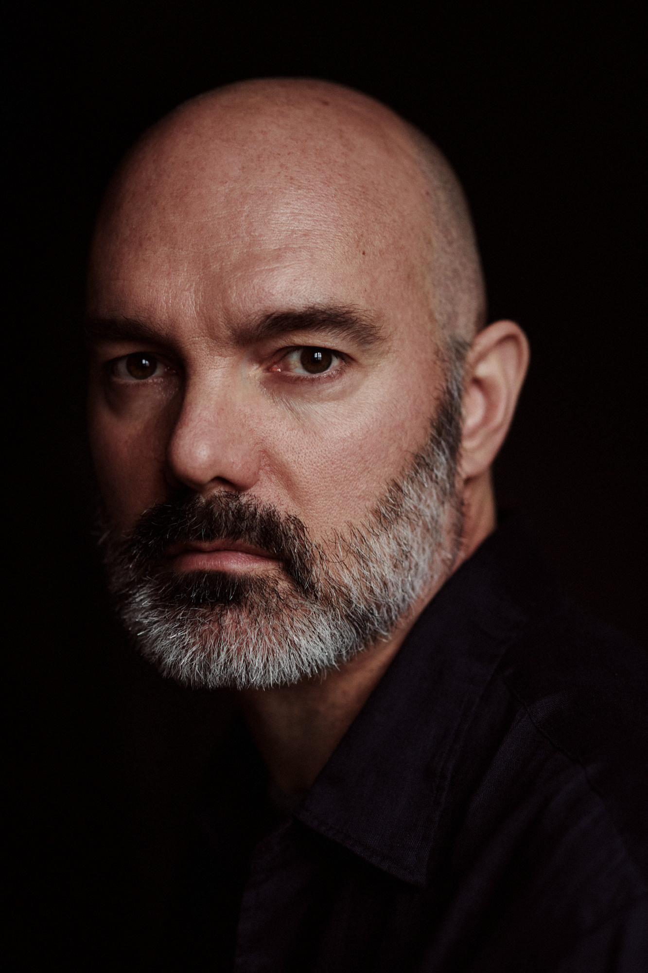Portretfotografie van kunstenaar Ruan Hoffmann in zijn atelier in Amsterdam