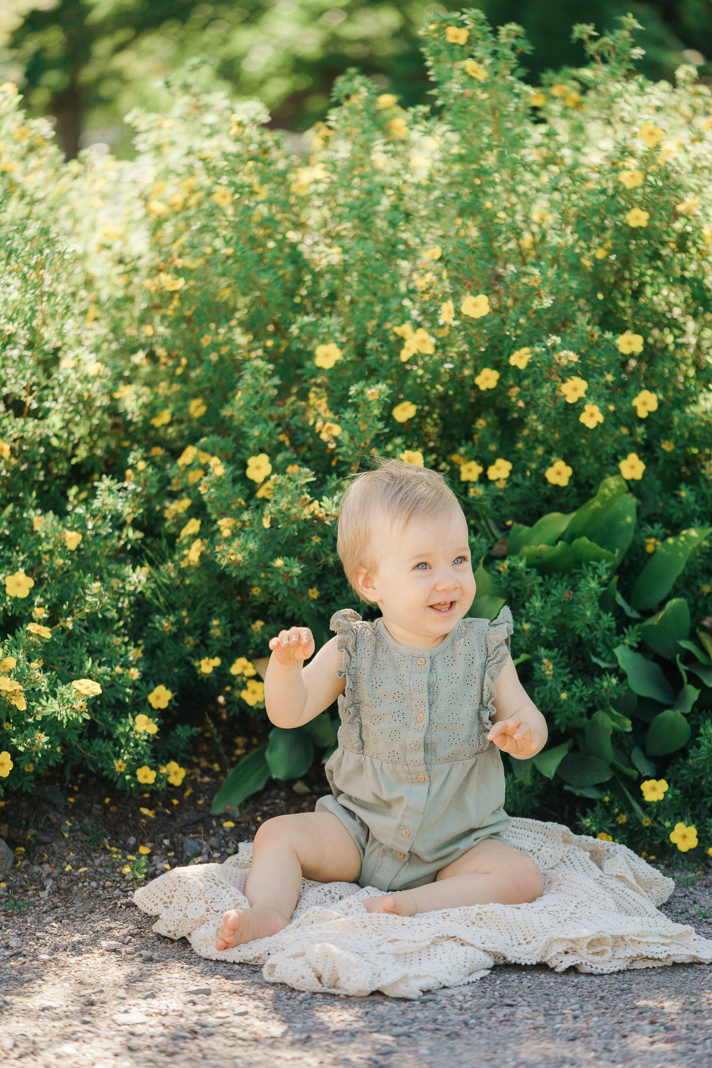 Perhekuvaus Espoossa: Iloinen ja Lämminhenkinen Hetki Puistossa. Perhevalokuvaaja Espoo