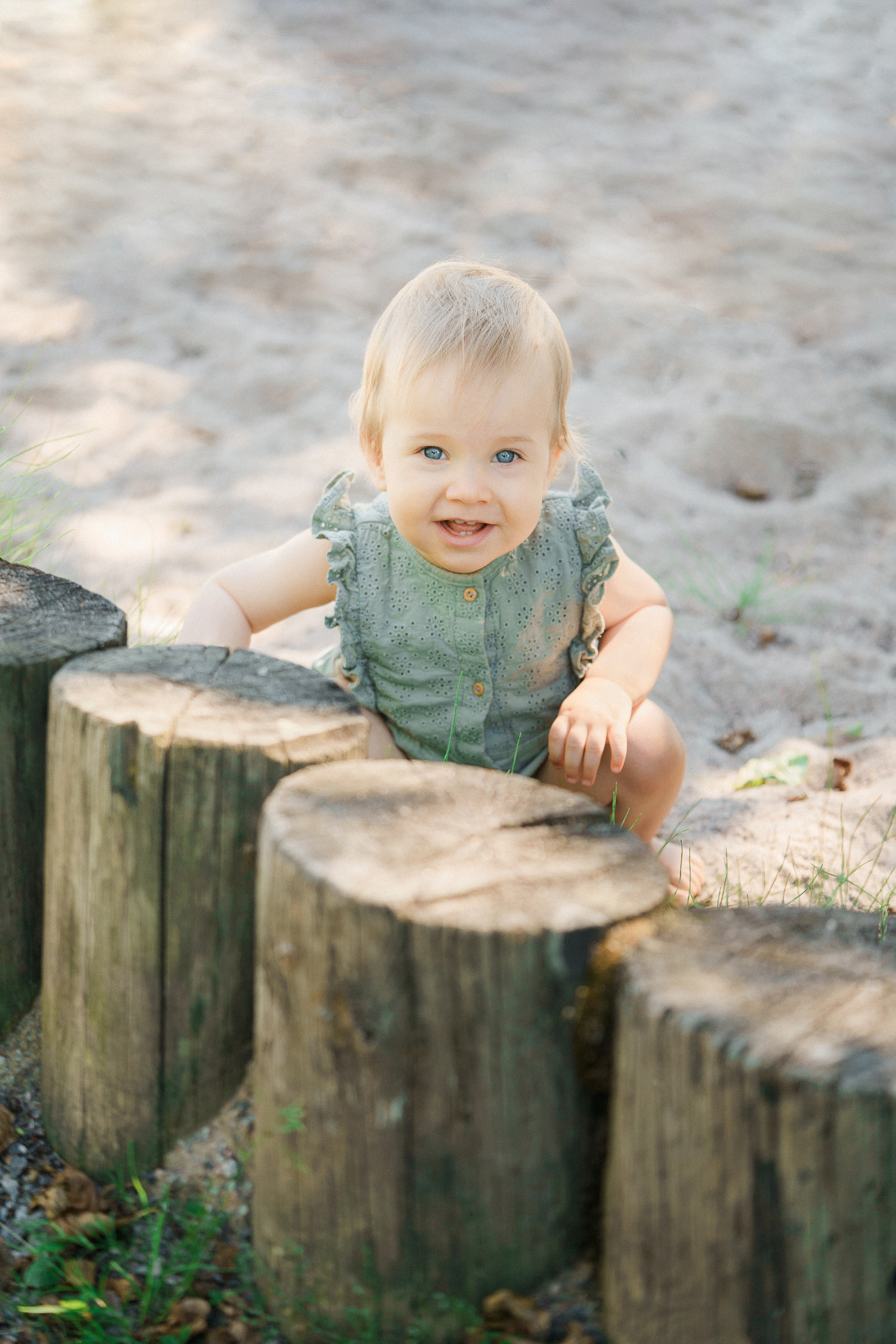 Perhekuvaus Espoossa: Iloinen ja Lämminhenkinen Hetki Puistossa. Perhevalokuvaaja Espoo