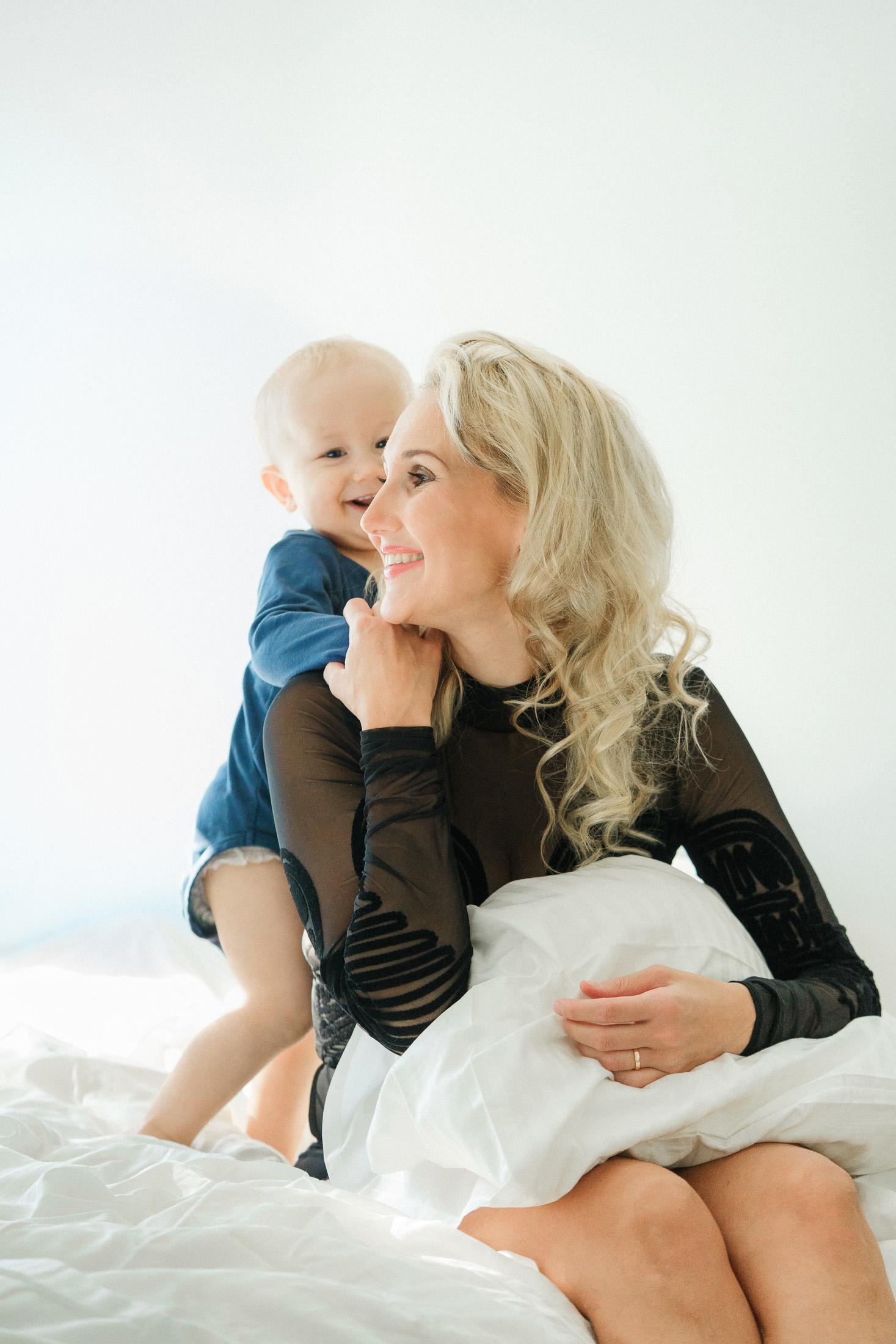 Poika ja äiti kotikuvaus