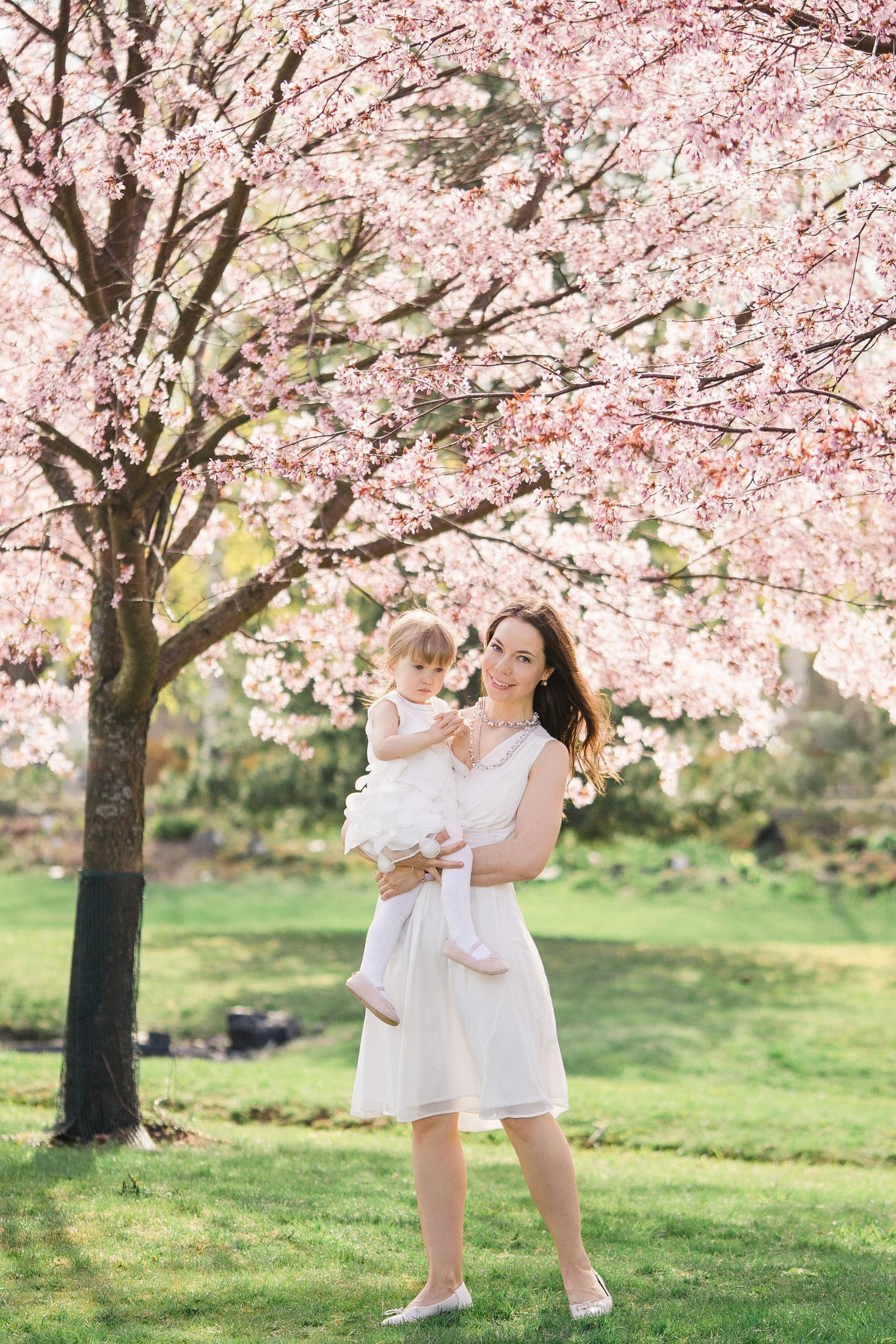 äiti-tytärkuvaus kirsikkapuistossa Helsingissä