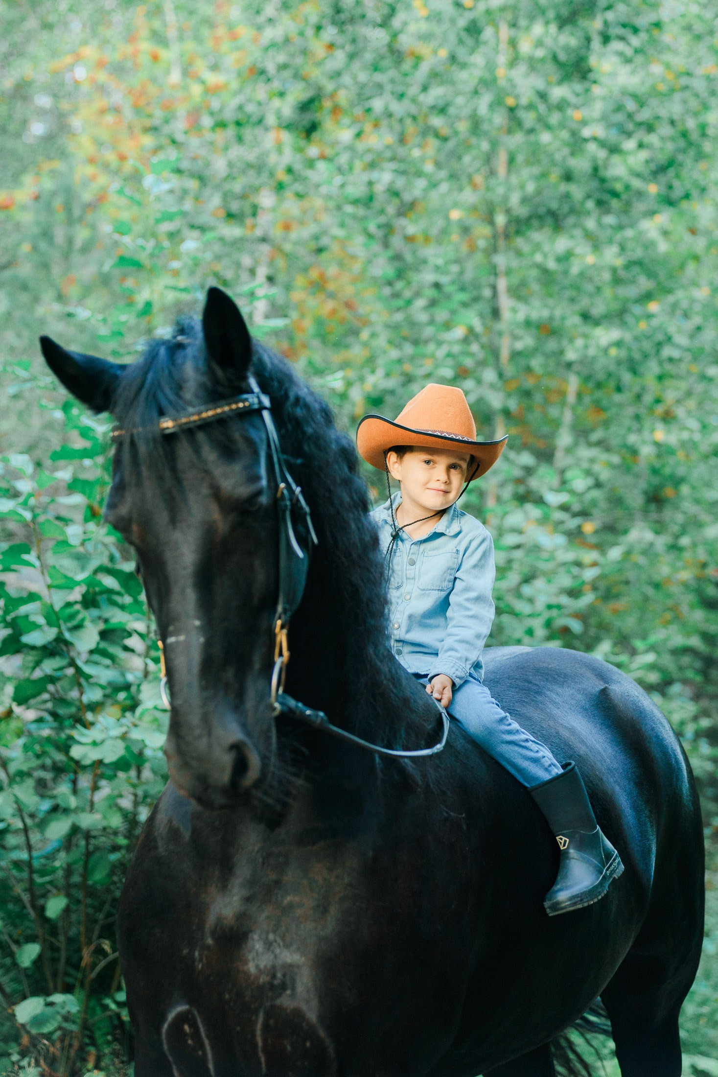 Lapsikuvaus hevosen kanssa Helsingissä