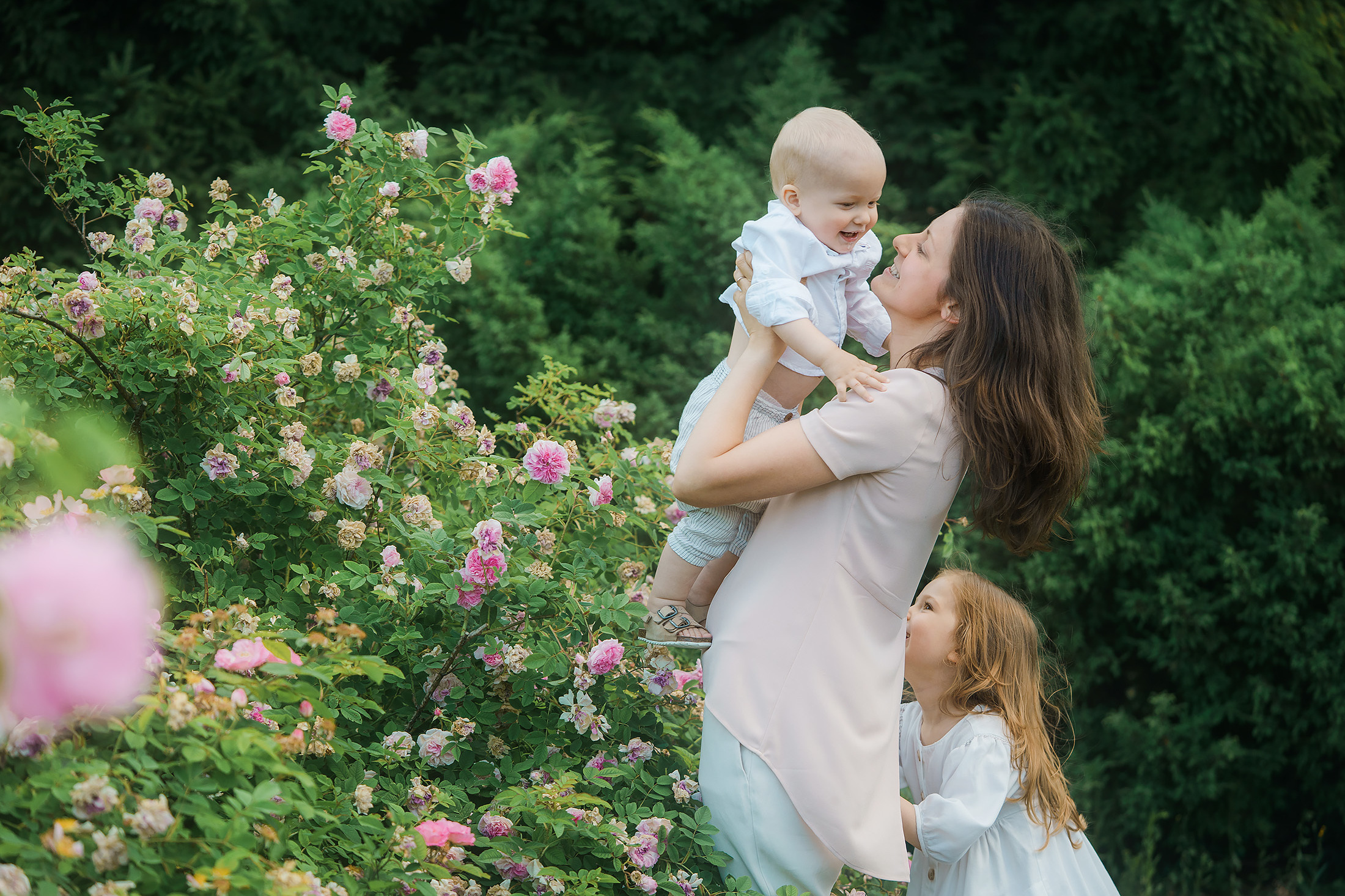 Äiti-lapsikuvaus Helsingin ruusutarhassa