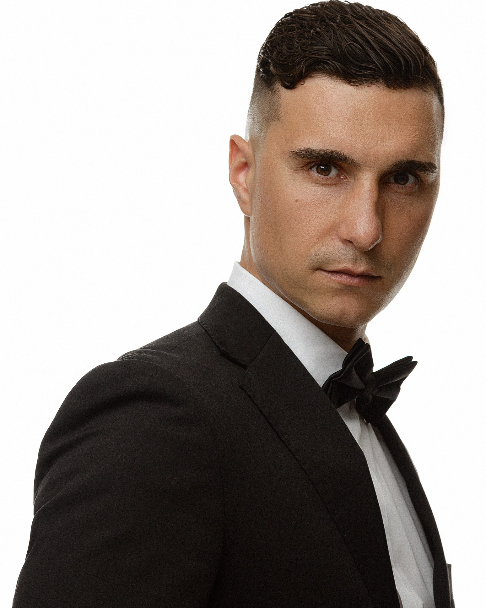 Alex Dusheiko , коммерческий fashion-фотограф с 2019 года, работающий в Варшаве и по всей Европе. Я сотрудничал с мировыми брендами, такими как Sephora, New Balance, Apart и Douglas, и готов помочь и вашему бренду!Являюсь амбассадором компании NANLITE. Организовываю воркшопы и мастер-классы в крупнейших европейских городах: Варшава, Милан, Берлин, Париж, Ганновер, Прага, Валенсия и других.Мои работы публикуются в ведущих мировых модных изданиях.обучил более 3000 фотографов по всему миру, помогая им не только улучшить съемку, но и вывести свой доход на новый уровень.Активно веду социальные сети (Instagram, TikTok, YouTube), где у меня около 80 000 подписчиков. Там я делюсь ценными знаниями о развитии фото-бизнеса и карьеры в индустрии.