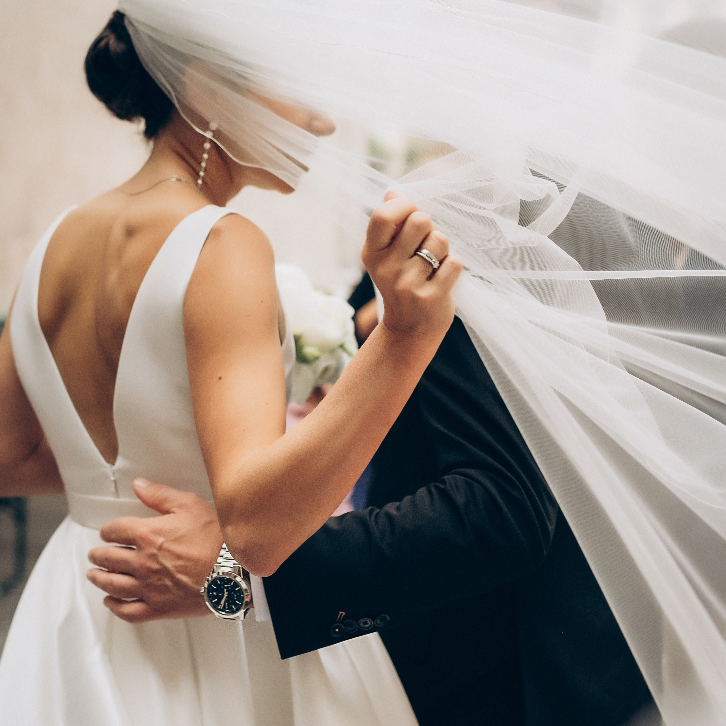 Emotionaler Moment von Natalia & Marco – Eingefangen von Hochzeitsfotografin Anna Saribekyan