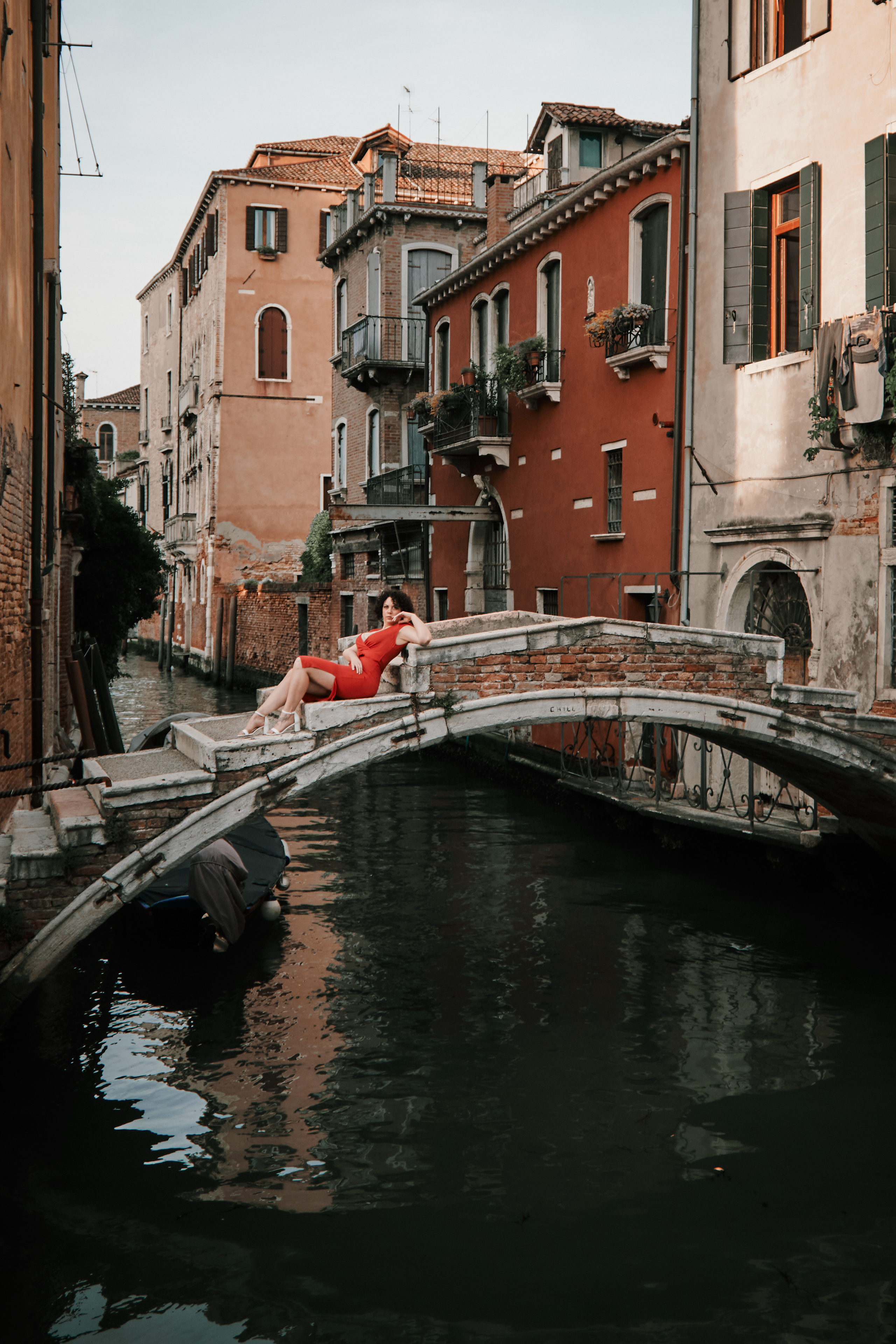Atmospheric photoshoot in Venice with italian girl with red dress. Photographer in Venice, Italy. Yana Zotova