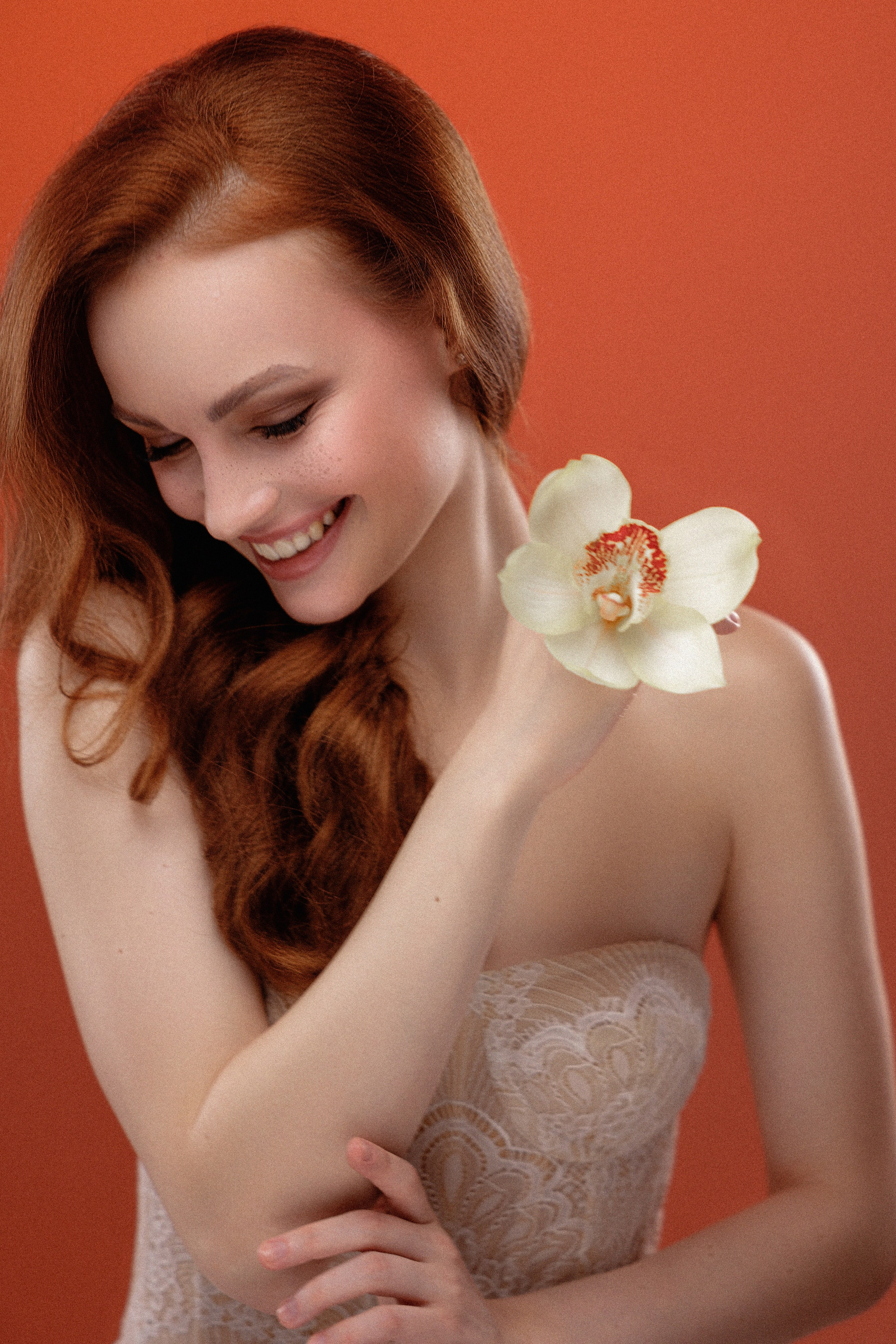 фотосессия на ярко оранжевом фоне с рыжей девушкой 