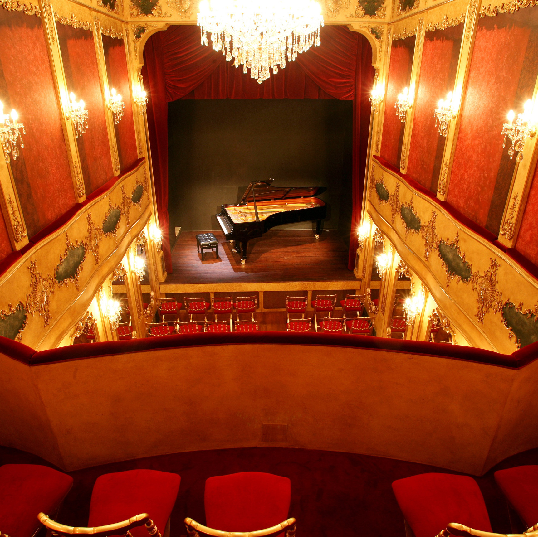 Le Théâtre. Theatresaintbonnet.com