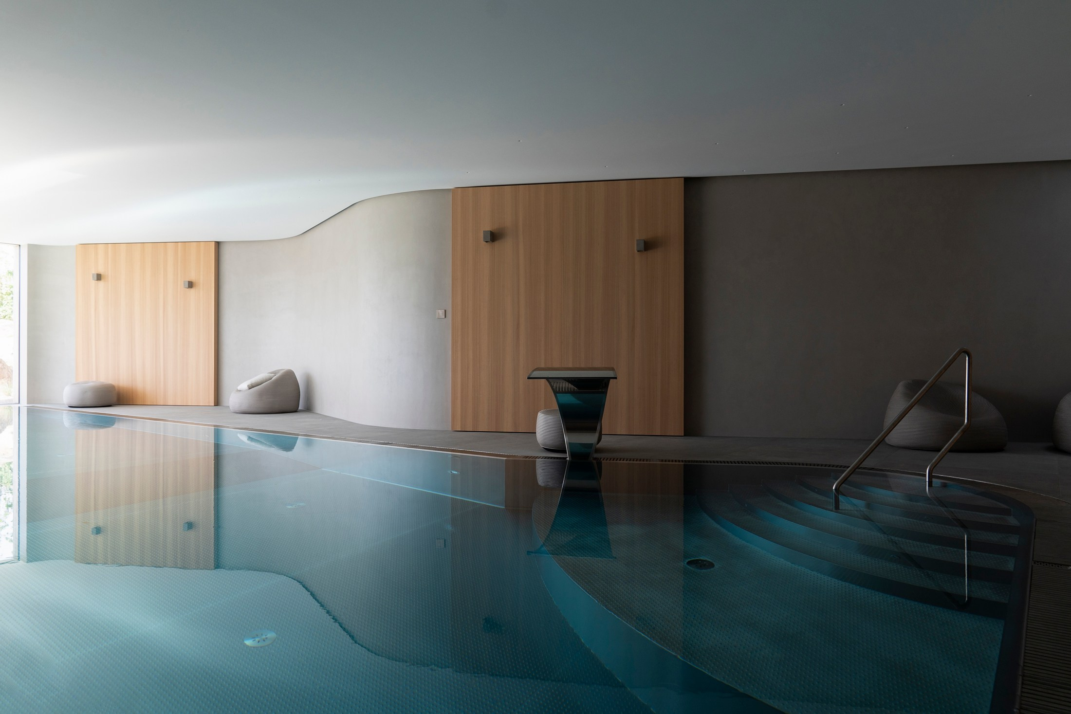 Porovnání vnitřních a venkovních stacionárních bazénů. Filipenka architects