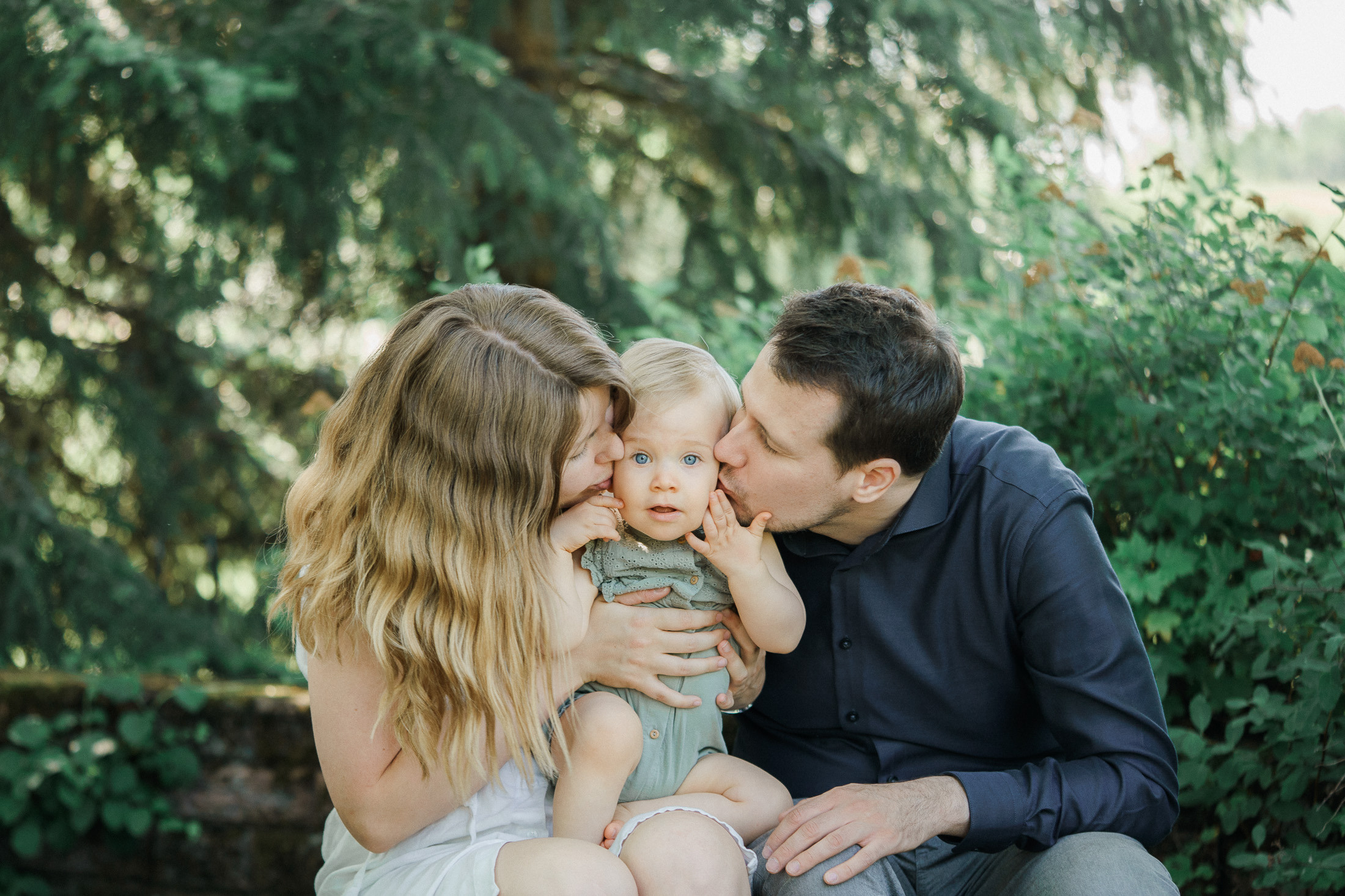 Perhekuvaus Espoossa: Iloinen ja Lämminhenkinen Hetki Puistossa. Perhevalokuvaaja Espoo