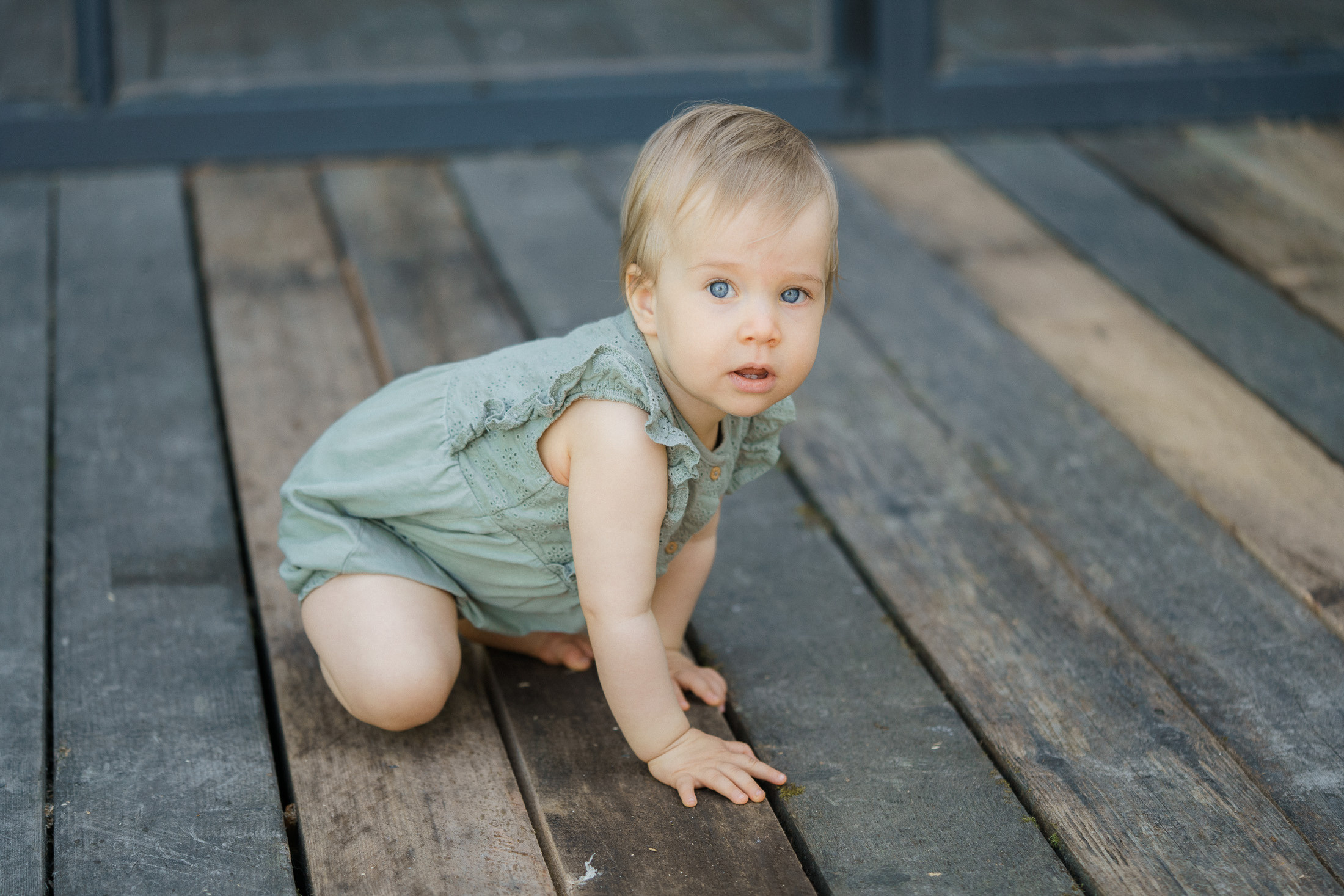 Perhekuvaus Espoossa: Iloinen ja Lämminhenkinen Hetki Puistossa. Perhevalokuvaaja Espoo