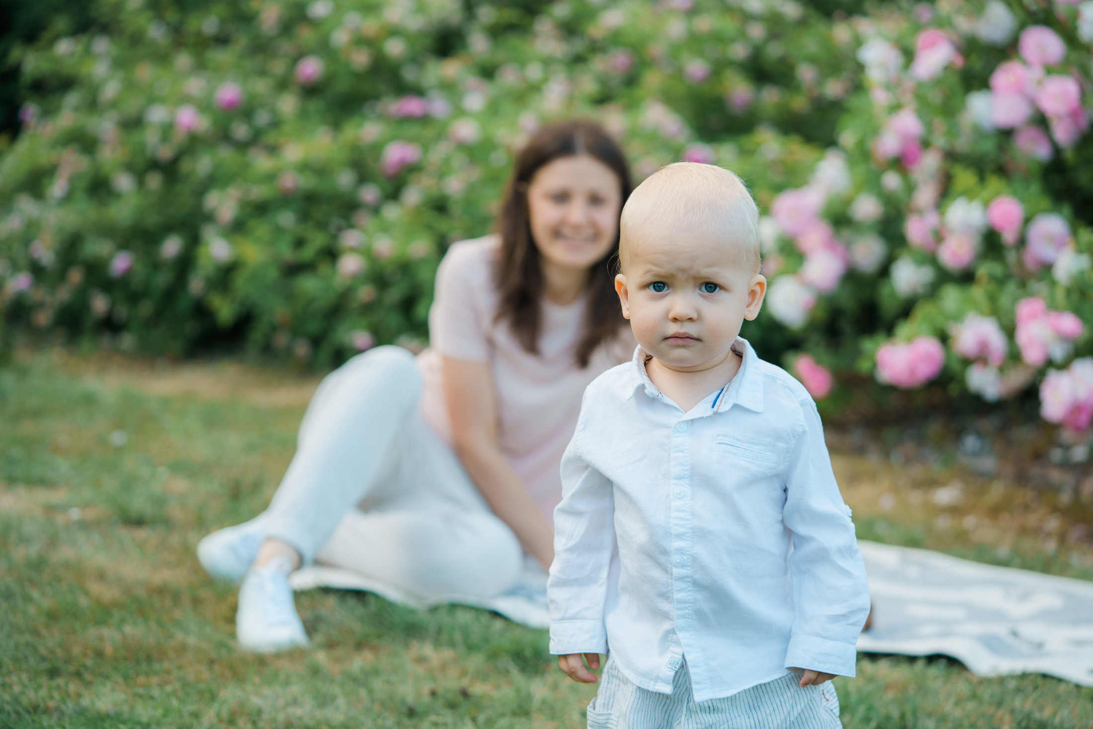Äiti-lapsikuvaus Helsingin ruusutarhassa