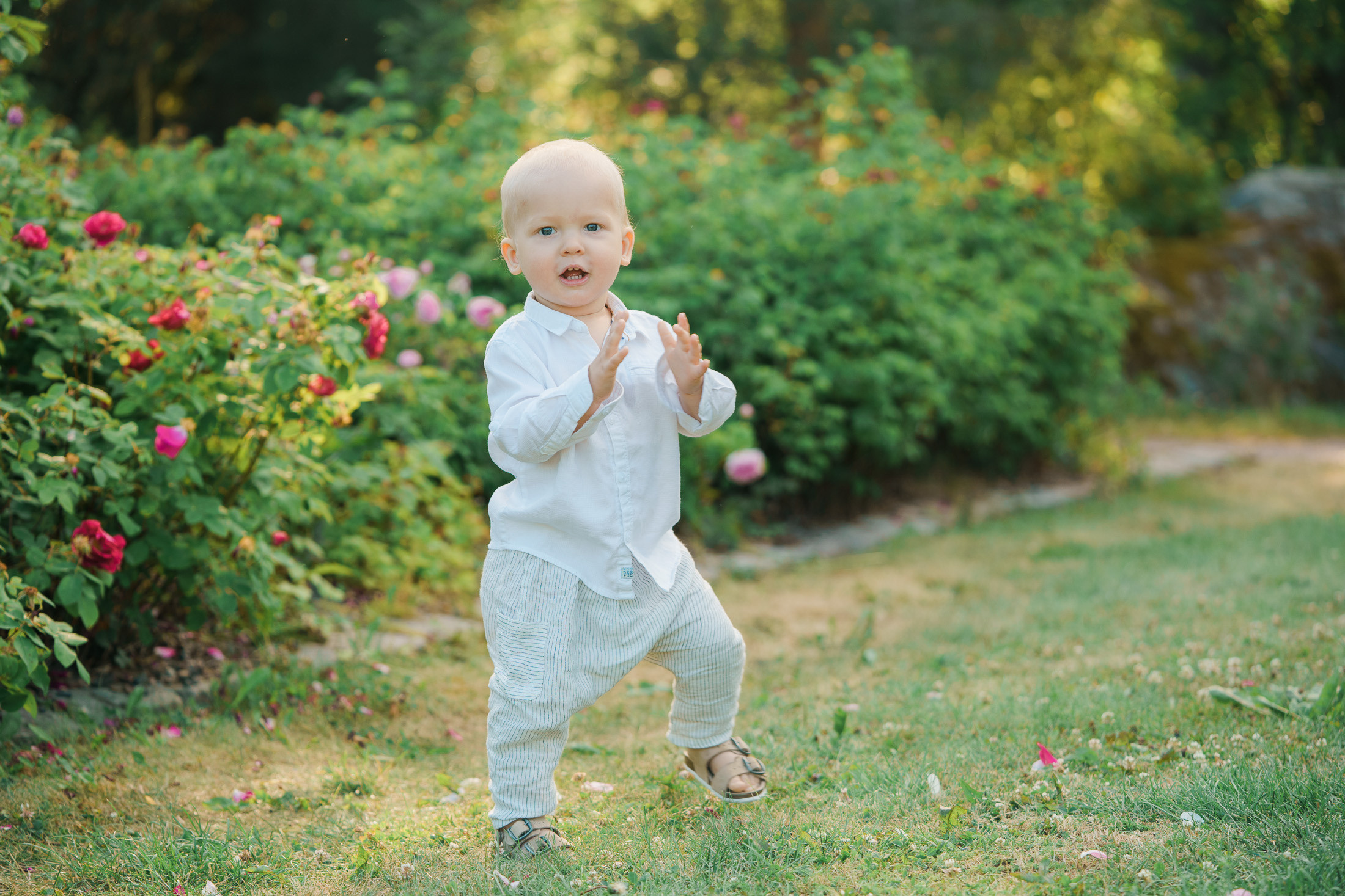 Äiti-lapsikuvaus Helsingin ruusutarhassa