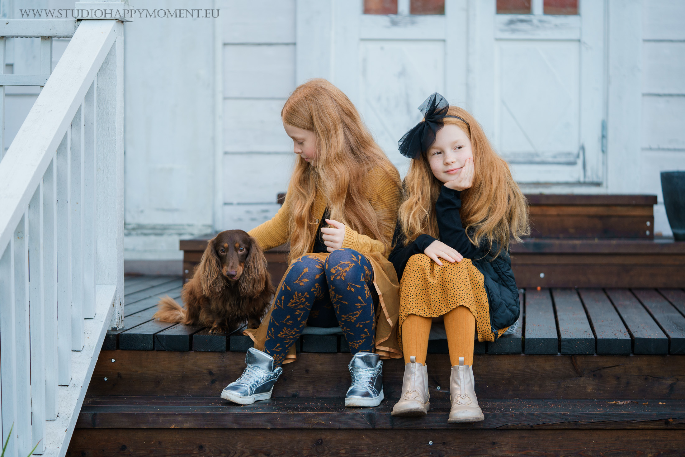 Syksyiset lapsikuvat Helsingissä. Koira mukana kuvauksissa
