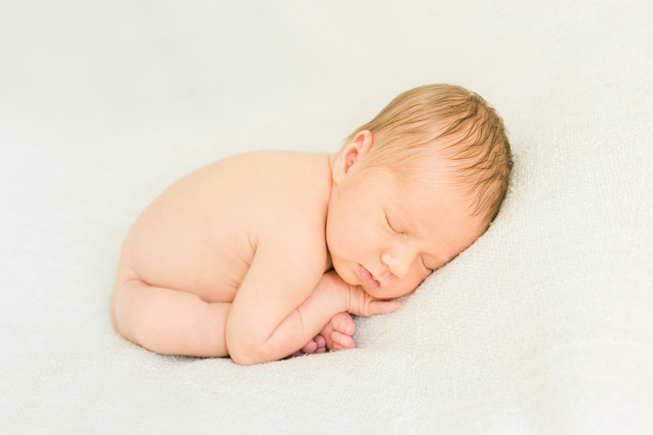 Newborn floral session, photographer Espoo