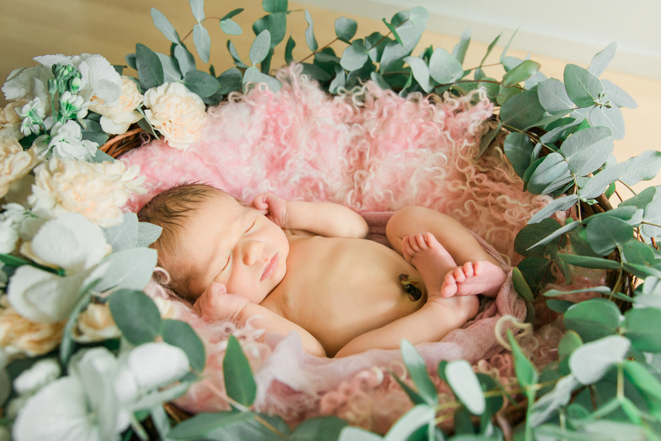 Newborn floral session, photographer Espoo