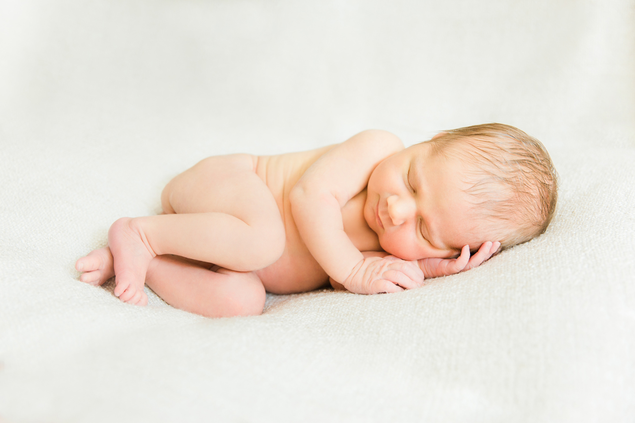 Newborn floral session, photographer Espoo