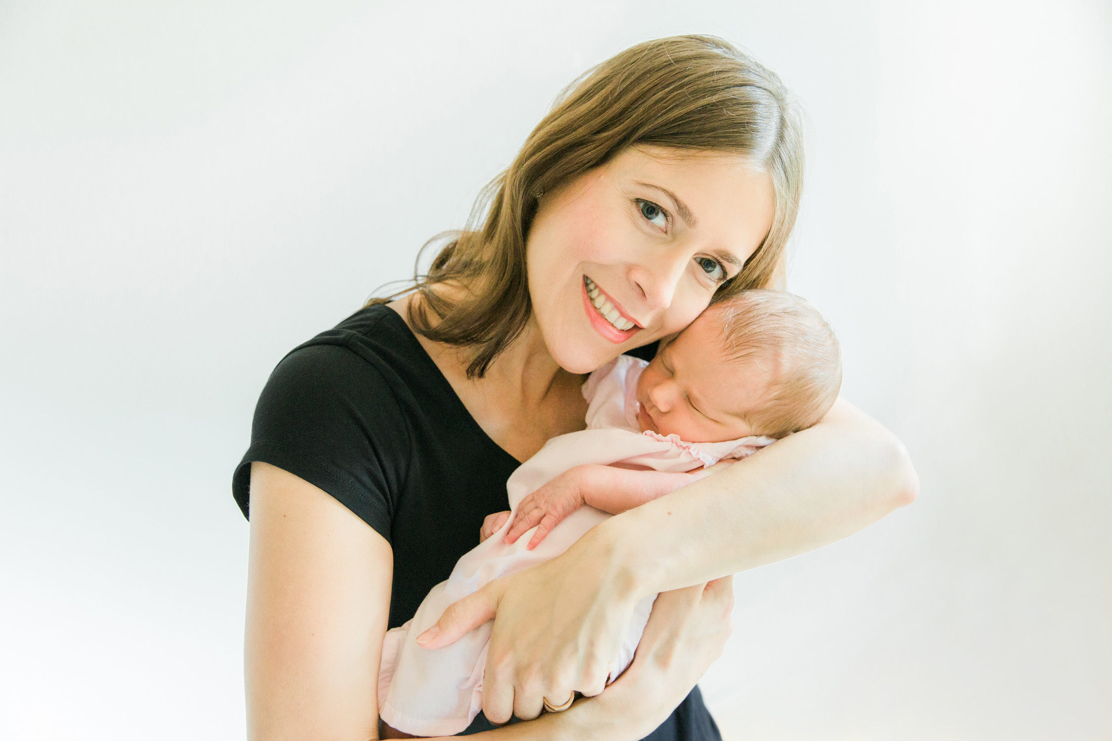 Newborn floral session, photographer Espoo