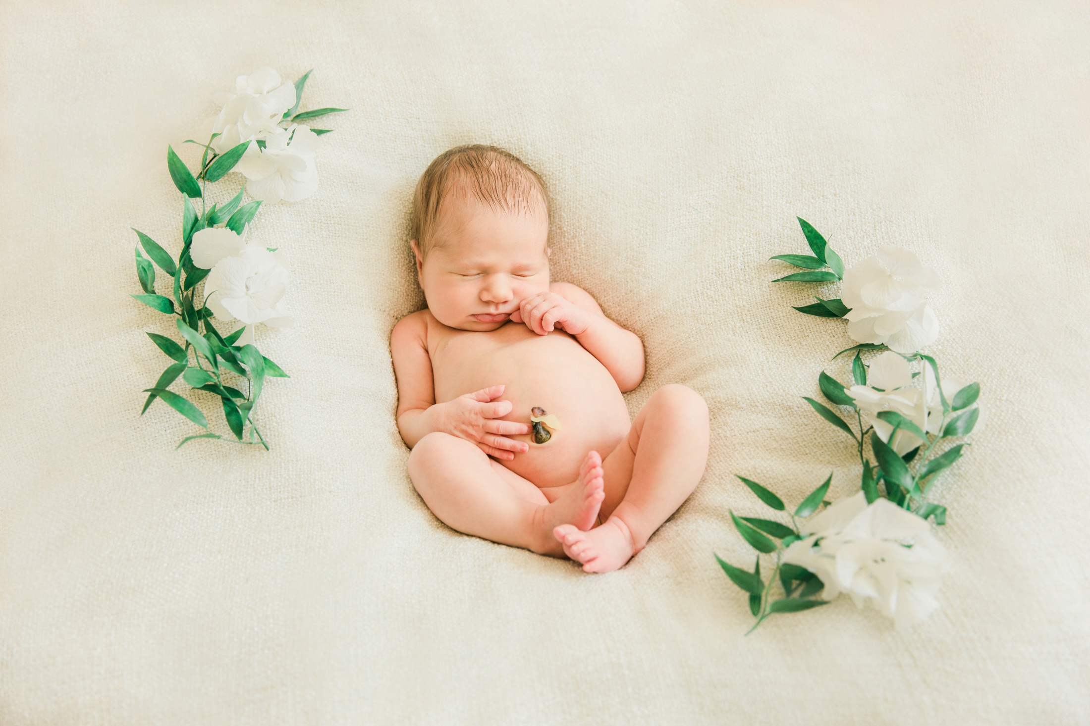 Newborn floral session, photographer Espoo