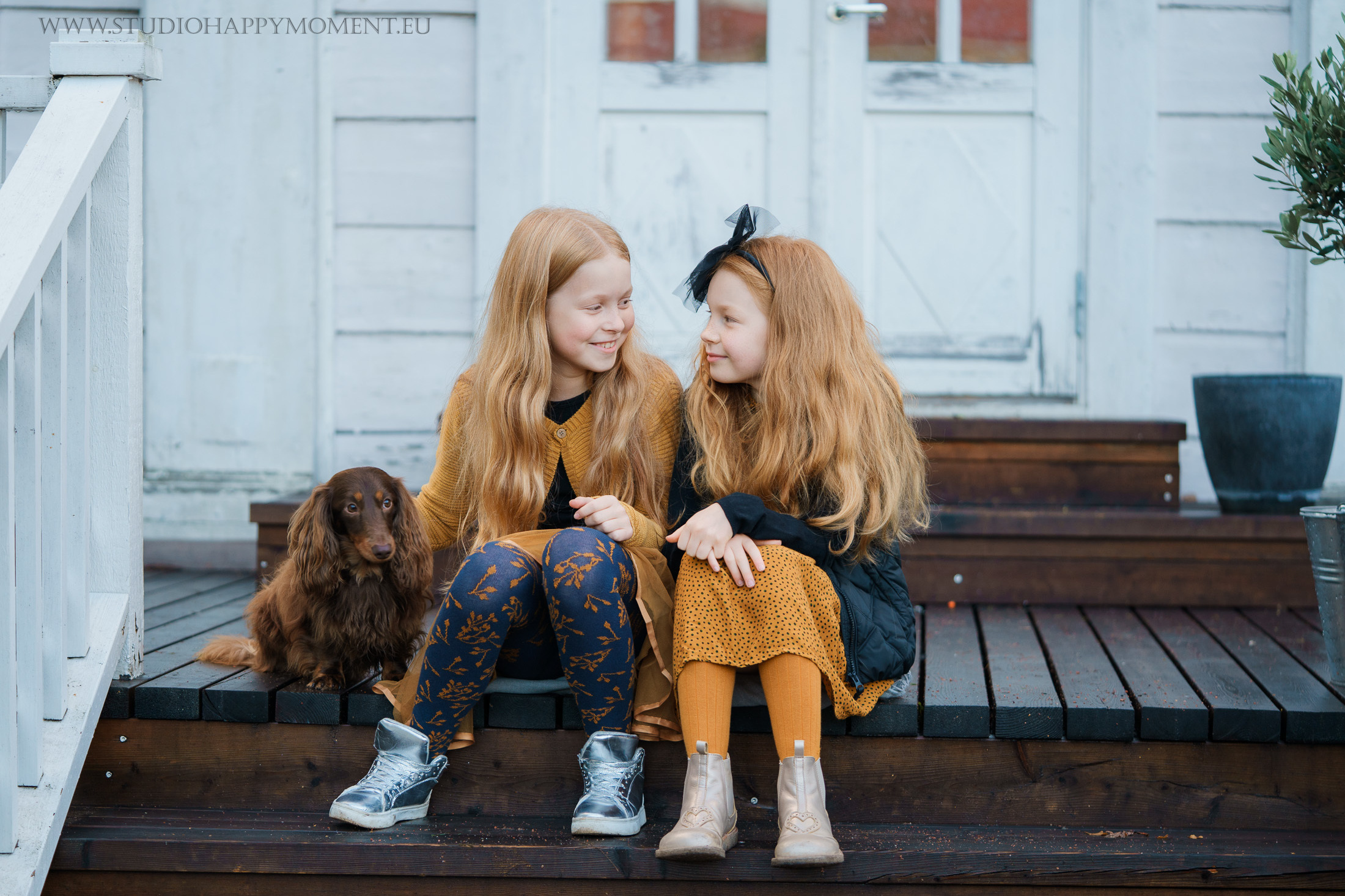 Syksyiset lapsikuvat Helsingissä. Koira mukana kuvauksissa