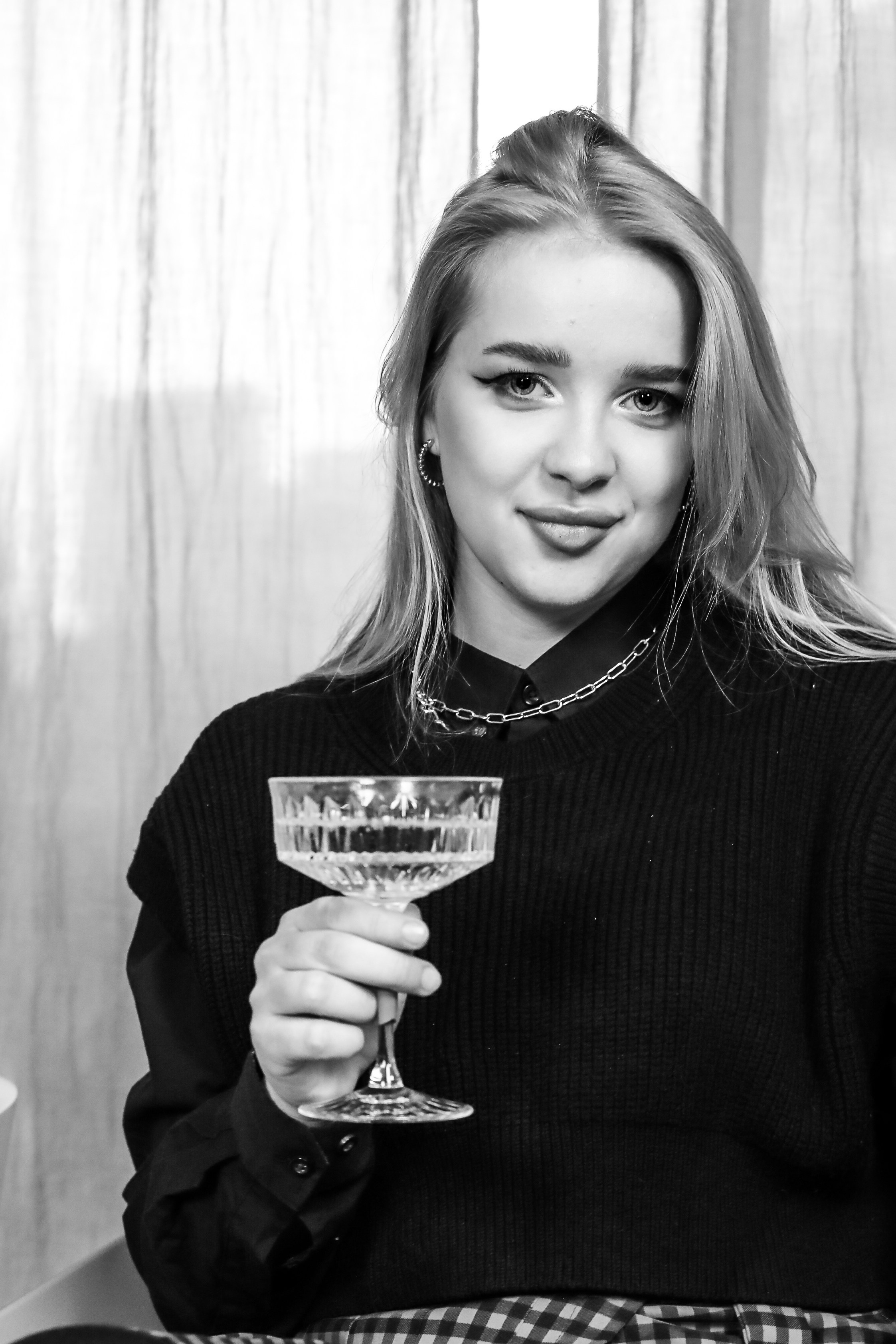 Теплая атмосфера хельсинкского мероприятия пронизана радостью и весельем. Люди собрались вместе, чтобы отпраздновать и насладиться этим особенным моментом. Веселые улыбки, дружеские объятия и неповторимая атмосфера создают незабываемые впечатления и запоминающиеся моменты этого уникального события в Хельсинки