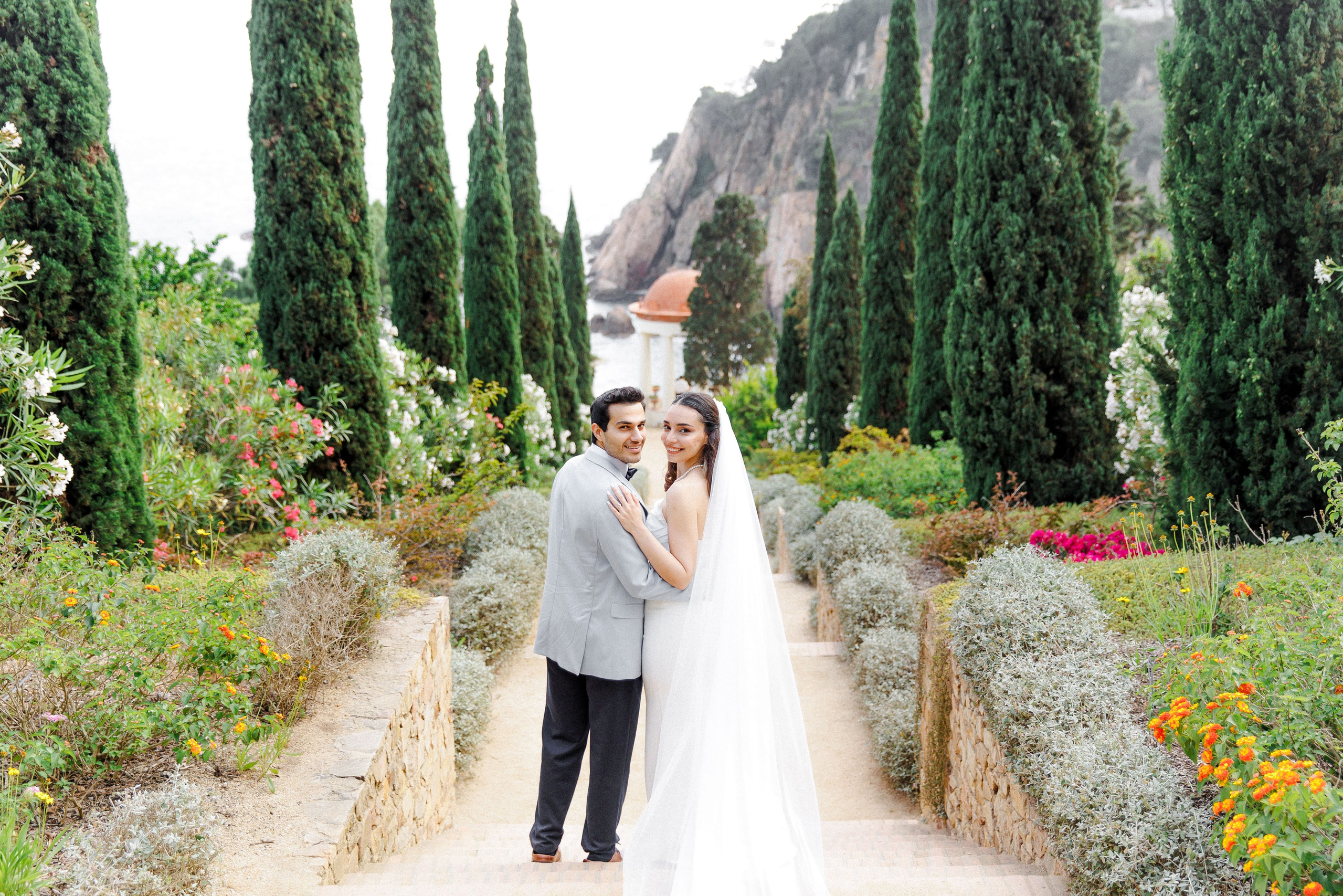 Engagement photos in Marimurtra Botanical Garden with sea views