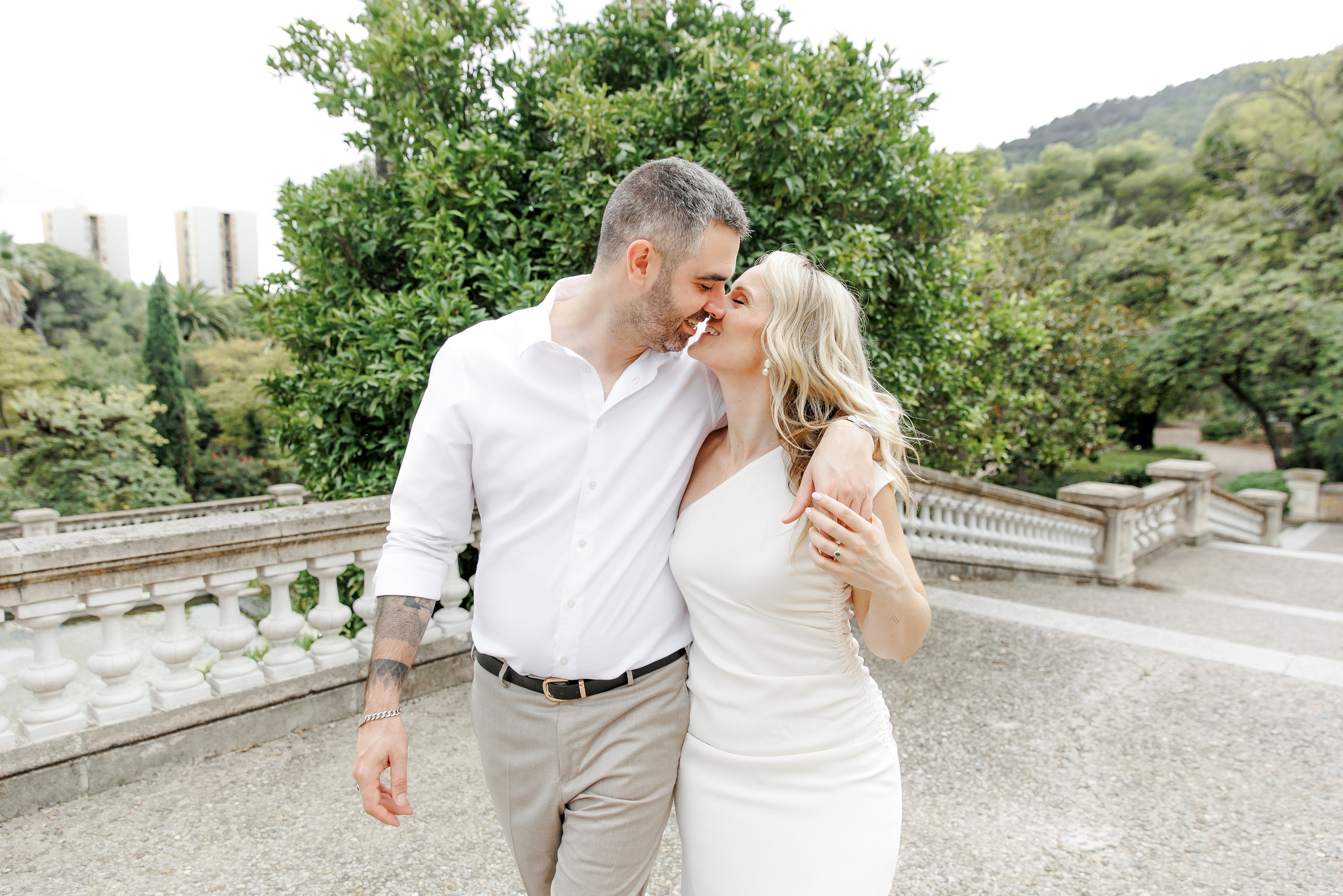 Engagement photos in Parc del Laberint d’Horta, Barcelona, with a historic garden backdrop