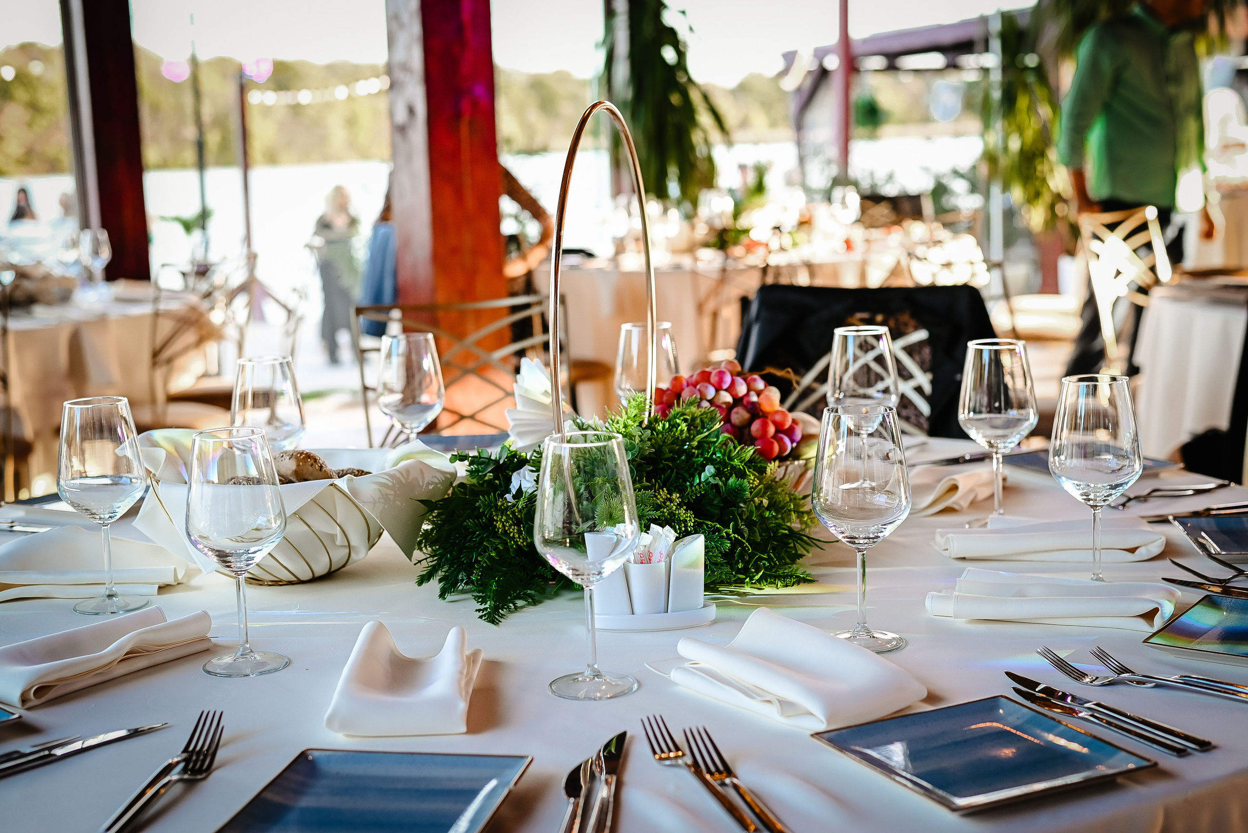 Decor elegant al restaurantului pentru petrecerea de botez – Ana Maria Drăgan fotografie